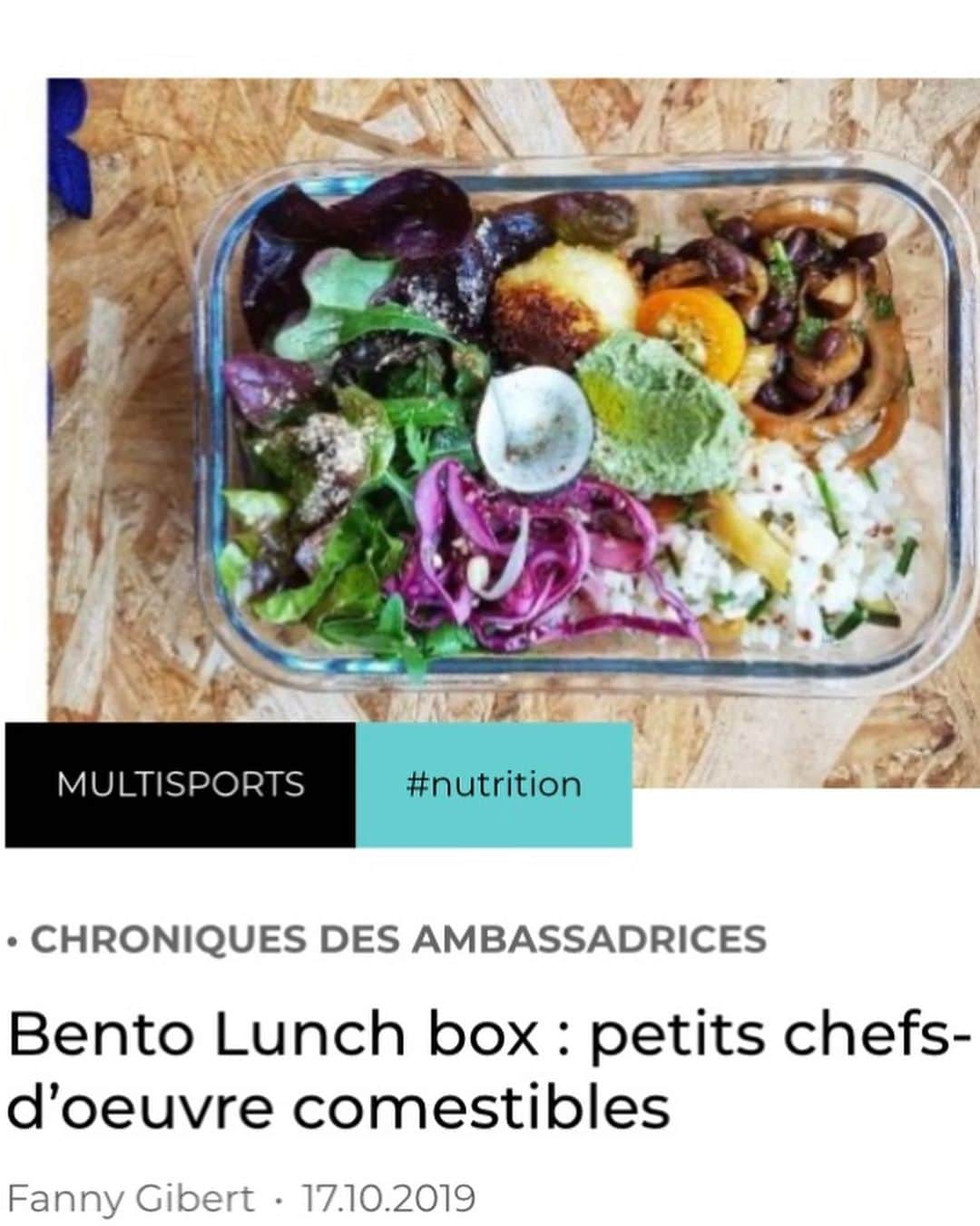 ファニー・ジベールさんのインスタグラム写真 - (ファニー・ジベールInstagram)「[Chronique ✍🏽 Les Sportives🗞] Bento 🍱 @loveoriginekitchen ———————————————————— Vitelotte, Rutabaga, Boulgour, Topinambour ? Pour toi ça pourrait aussi bien être le nom d’une rivière, d’un mouvement artistique. Finalement quand tu fais tes courses est ce que tu n’achètes pas un peu toujours les mêmes produits… courgette poivron aubergine courgette poivron aubergine … Et au resto : tu commandes quoi ? … les menus se ressemblent pourtant j’ai toujours beaucoup de mal à choisir. Et je suis souvent déçue d’être si peu dépaysée.  Et si pour une fois on décidait de laisser ce choix entre de bonnes mains ? Une rencontre pétillante lors de mon voyage. Elle s’appelle Natalie. Elle m’a fait découvrir son monde de saveurs et de couleurs. Moi ?! je suis terriblement curieuse… Bento… Bento ? C’est japonais ? Le concept m’a tout de suite accroché : une cuisine à base de produits de saison choisis avec soin dans des commerces locaux. Quand je la regarde faire j’ai le sentiment que chaque légume est un petit trésor. Elle prend le temps de dévisager ce potimarron qui a grossi tout doucement chaque jour pour arriver à ce résultat. Et c’est parti, son esprit bouillonne. Elle est animée par la curiosité elle aussi et par sa gourmandise. Elle teste, elle innove, elle se laisse guider par la musique, par le temps qu’il fait… elle s’inspire du japon beaucoup mais pas que. Elle incorpore un peu de sa bonne humeur dans chacune de ses confections. Puis elle sculpte, elle dessine, elle peint : des petits chefs-d’œuvre comestibles. Car l’œil est lui aussi pleinement impliqué dans notre alimentation. Depuis, je mange avec mes 5 sens et ça change tout ! Chaque semaine une composition. On ne choisit pas, on se laisse surprendre. À proximité de Massy on passe chercher son bento la veille ou le jour même. C’est pratique à emporter pour manger sur le pouce. Et on rapporte le tup en verre après dégustation. Parce que c’est tellement meilleur que dans du plastique. Des bentos végans qui m’ont fait voyager sans impacter mon empreinte carbone. ———————————————————— @lessportives_off  @ffmontagne_escalade @verticalartclimbing @scarpafrance  @blackdiamond @vibram」10月31日 3時35分 - fannygibert974