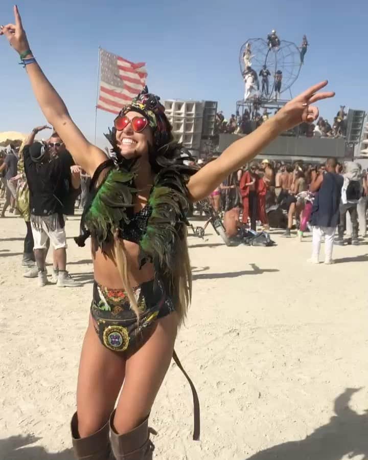 アシュリー・ハートのインスタグラム：「Getting through this hump day like... #desertdancing #desertdreaming #burningman19」
