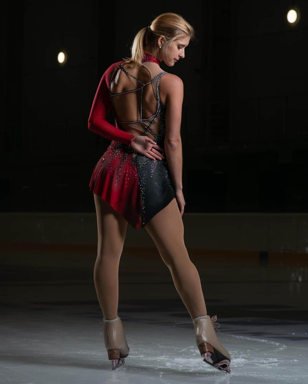 エリスカ・ブレジノワさんのインスタグラム写真 - (エリスカ・ブレジノワInstagram)「Strike a pose ⛸ 📷  @jankodesphoto」10月31日 3時51分 - eliskabrezinova