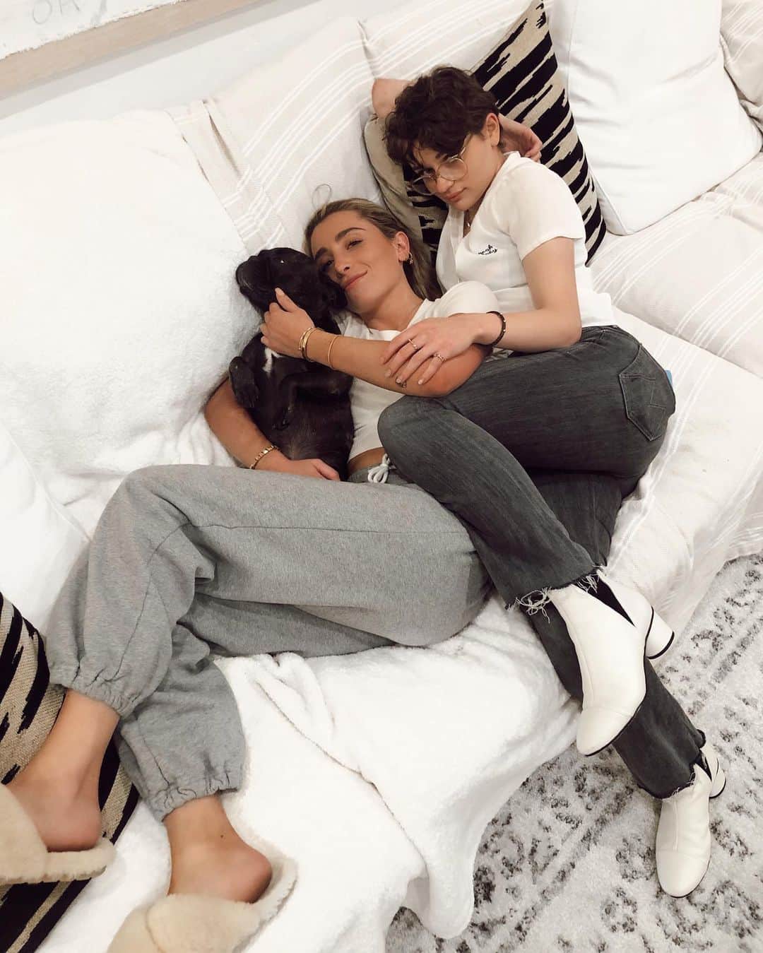 Lauren Elizabethのインスタグラム：「NEW PODCAST EPISODE IS LIVE! Link in bio & Anywhere you can listen to podcasts!🖤🍷 My first guest @joeyking and I laugh our asses off and talk all things #TheAct and #TheKissingBooth plus way more insanity - go listen!! #MOODwithLaurenElizabeth」