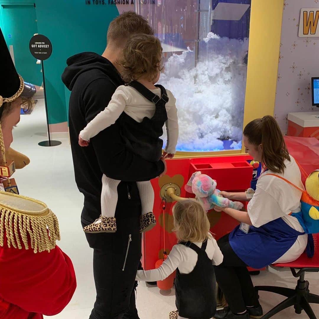ハリー・ケインのインスタグラム：「Shopping with my girls 🥰😍💖 #selfridges #buildabear」