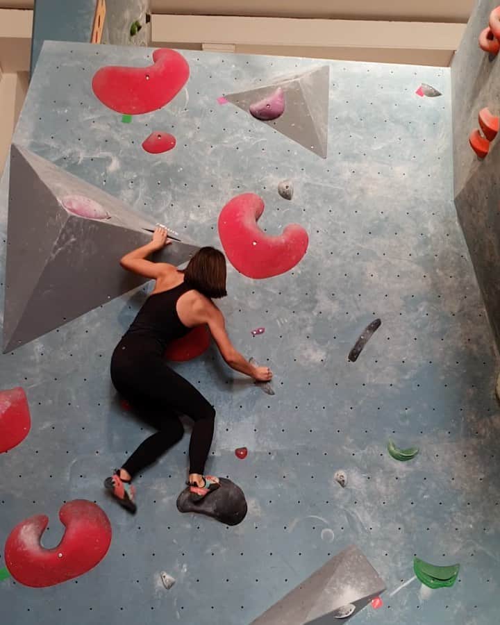 松島エミのインスタグラム：「Haven’t been climbing so regularly recently and really feeling how much weaker I got 😳 need to get back on it and keep it up💪🏻❤️ Thanks for the video @paulryoceramics ✨ #climbing #bouldering #bouldergarten #ボルダリング」
