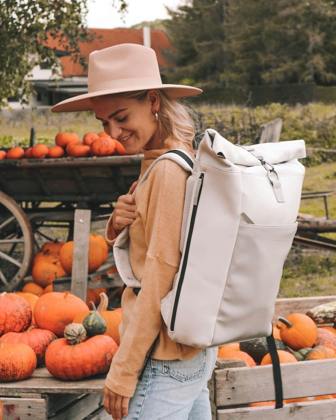 Kapten & Sonさんのインスタグラム写真 - (Kapten & SonInstagram)「'Fall is sweater wheater, crunchy leaves and everywhere pumpkin spice!' 🎃  @judyaries wears our stylish Lund All Grey! 😍 #bekapten #kaptenandson⁠ .⁠ .⁠ .⁠ #backpack #autumntime #pumpkin #autumnvibes #autumnoutfit #coziness #autumnstyle #outfitinspo #ootdfash #ootdinspo #fashionaddicted」10月31日 4時30分 - kaptenandson
