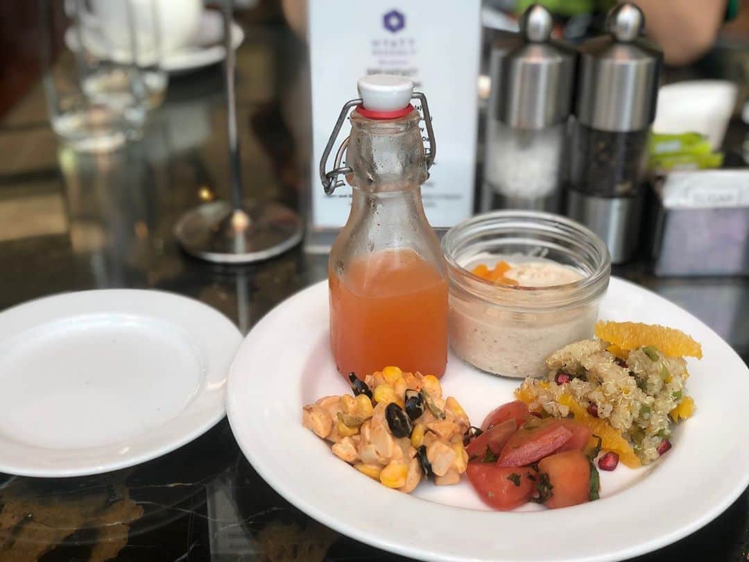 ロシアン佐藤のインスタグラム：「昨日のホテルの朝ごはん！ フルーツジュースが辛かった😂！！ エッグベネディクトもオーダーしたら作ってくれるよ🤲 とろとろで美味しかった👵🏻」