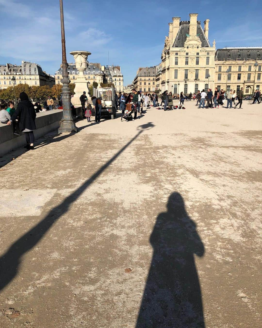 リリー・コリンズさんのインスタグラム写真 - (リリー・コリンズInstagram)「Shadowing myself around Paris...」10月31日 4時35分 - lilyjcollins