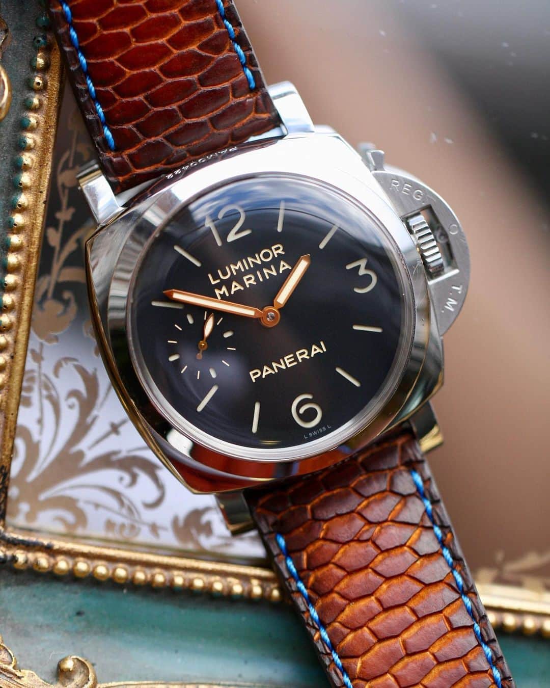 パネライのインスタグラム：「What do you think of this strap design combo on the #Panerai #PAM422.  French Patina Beaver Tail With Aqua Blue Stitching. Pic by @combat_straps #paneraicentral」