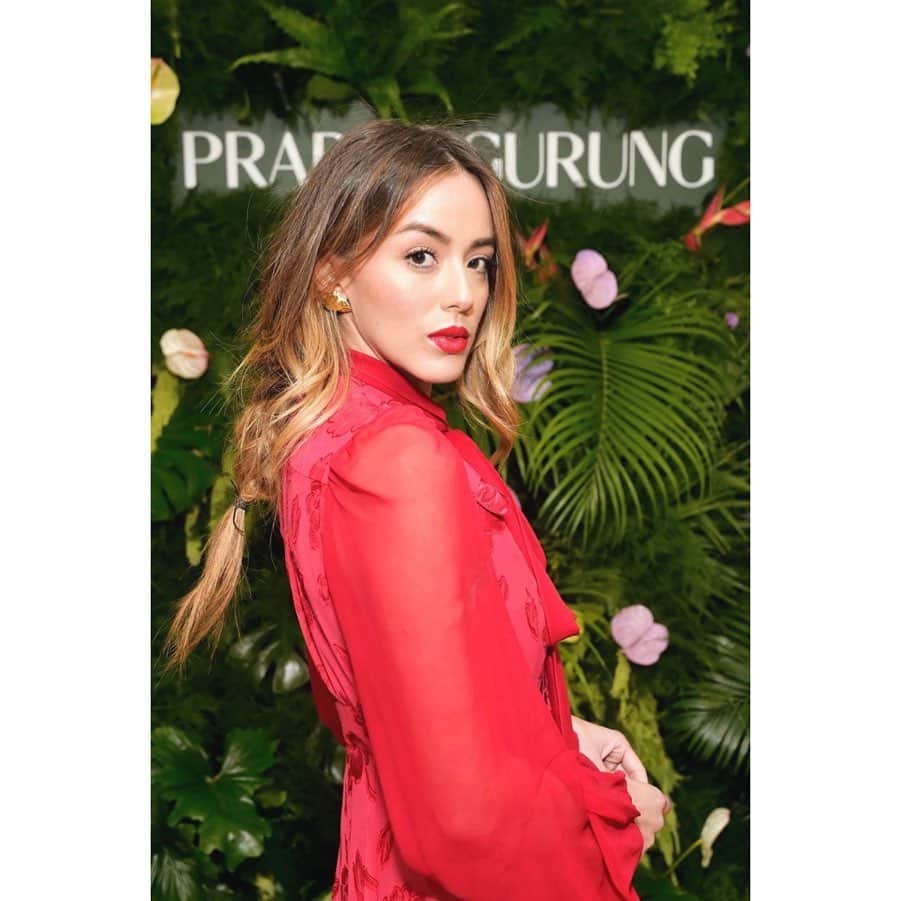 クロエ・ベネットのインスタグラム：「Ten years of @prabalgurung — wowww this man is a rare bird! As ambitious as he is kind, as funny as he is talented. He’s a world shaker, y’all. Congrats on your book my dear!! 💋💋💋」