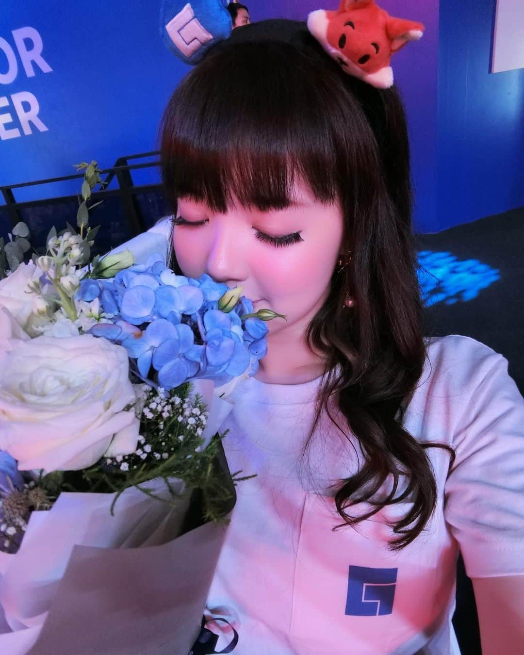 YingTzeさんのインスタグラム写真 - (YingTzeInstagram)「Hydrangea is my favourite flower ! Do you like flowers too ? What’s your fav ? 💐 _ Thank you @facebookgaming for this lovely bouquet ! ❤️🥰 It was a great surprise because I love flowers !  _ Tonight’s Live Gaming Stream is Mobile Legends with Viewers ! See you at 8pm-12am ! 🐱 ▶️ facebook.com/yingtze1206 p/s : Thanks for playing CODM with me last night ! It was fun playing with ipad 🤣 #blessed #facebookgaming #womeningaming #facebookgamingcreators #hydrangeas #gamergirls #streamer #gamermalaysia」10月31日 11時20分 - yingtze