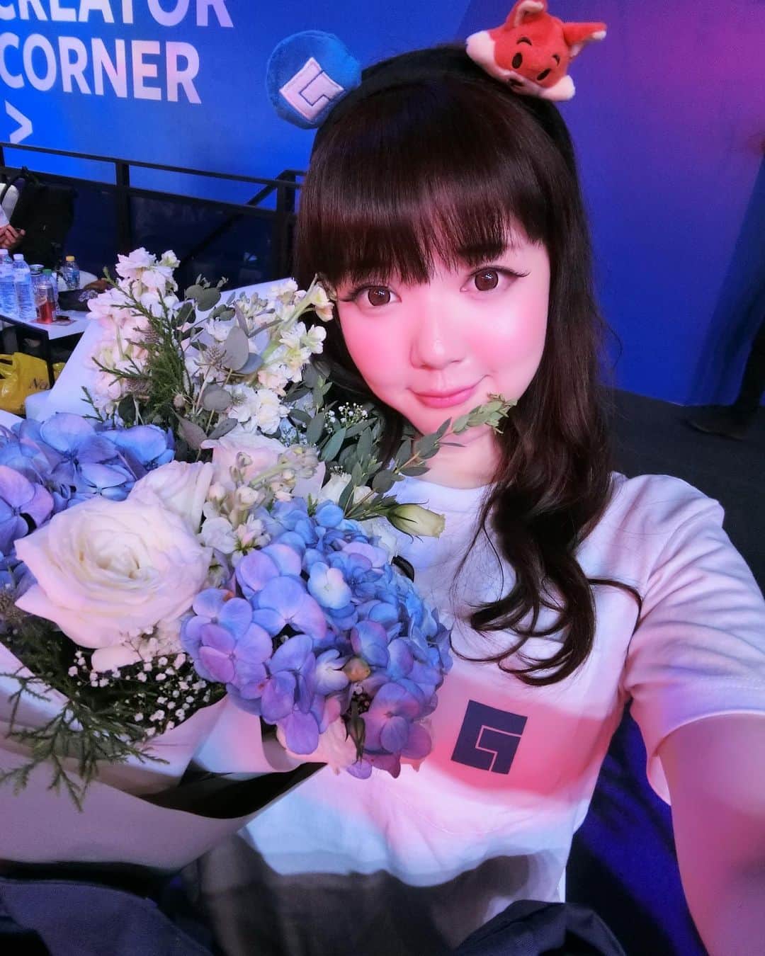 YingTzeさんのインスタグラム写真 - (YingTzeInstagram)「Hydrangea is my favourite flower ! Do you like flowers too ? What’s your fav ? 💐 _ Thank you @facebookgaming for this lovely bouquet ! ❤️🥰 It was a great surprise because I love flowers !  _ Tonight’s Live Gaming Stream is Mobile Legends with Viewers ! See you at 8pm-12am ! 🐱 ▶️ facebook.com/yingtze1206 p/s : Thanks for playing CODM with me last night ! It was fun playing with ipad 🤣 #blessed #facebookgaming #womeningaming #facebookgamingcreators #hydrangeas #gamergirls #streamer #gamermalaysia」10月31日 11時20分 - yingtze