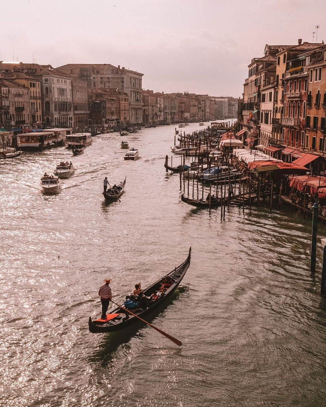 リズ・チェルカソワさんのインスタグラム写真 - (リズ・チェルカソワInstagram)「Put together a quick and dirty Venice image diary. I was thinking of doing a travel guide but honestly my travel guide for every city is to basically wander around, get lost, and find spots where the locals eat.」10月31日 11時18分 - lateafternoon