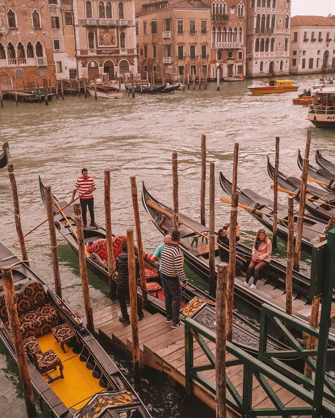 リズ・チェルカソワさんのインスタグラム写真 - (リズ・チェルカソワInstagram)「Put together a quick and dirty Venice image diary. I was thinking of doing a travel guide but honestly my travel guide for every city is to basically wander around, get lost, and find spots where the locals eat.」10月31日 11時18分 - lateafternoon