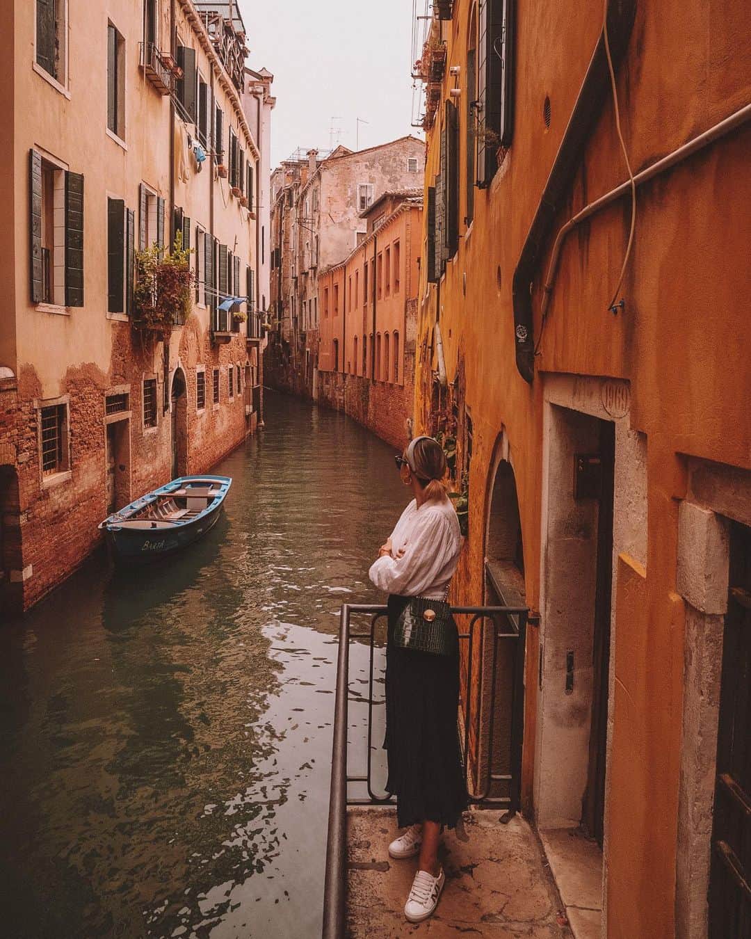 リズ・チェルカソワのインスタグラム：「Put together a quick and dirty Venice image diary. I was thinking of doing a travel guide but honestly my travel guide for every city is to basically wander around, get lost, and find spots where the locals eat.」