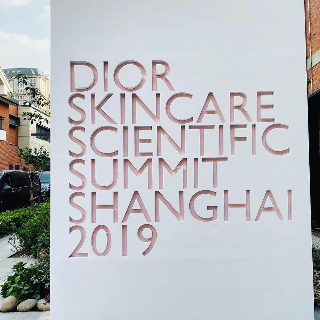 美的 Biteki's official Instagram! さんのインスタグラム写真 - (美的 Biteki's official Instagram! Instagram)「ディオールが誇る幹細胞スキンケアについて、DIOR SKINCARE SCIENTIFIC SUMMIT 2019が、上海で開催されました。 幹細胞スキンケアの最新の発見と、来年１月に発売されるカプチュール トータルの大型新製品が世界中の美容プレスにお披露目！  肌に占める割合はわずか０.２％にも関わらず、“若さ”にとっても重要な役割を担う幹細胞。 加齢によって数は変わらないものの、もっているエネルギーは低下してしまうのだそう。  そこでDiorは、エネルギーが不足した肌に活力を与えて若々しくヘルシーな肌に導いてくれる植物コンプレックスを開発。 「カプチュール トータル セル ENGY」が完成しました！  会場には、初代カプチュールが登場した1986年から2020年までの歩みも展示。 本誌でも活躍中の美容エディター、大塚真里さんと「あ、この時代は…」と歴史を振り返ってみたり、 新製品のテクスチャーを試してみたり。 12月発売の美的2月号で、大塚さんがカプチュール トータル セル ENGYの全貌を紐解いてくれますので記事をどうぞお楽しみに！  写真１枚目左から カプチュール トータル セル ENGY ローション 175ml　¥8,500  カプチュール トータル セル ENGY スーパーセラム 30ml　￥16,000 カプチュール トータル セル ENGY クリーム 50ml　￥16,000　 カプチュール トータル セル ENGY アイ クリーム 15ml　￥10,500 ※価格はすべて税抜  #ディオール#DIOR#diorcapturetotale #diorskincare#カプチュールトータル#スキンケア#エイジングケア#最新スキンケア#美容液#美的#biteki#bitekicom」10月31日 11時18分 - bitekicom