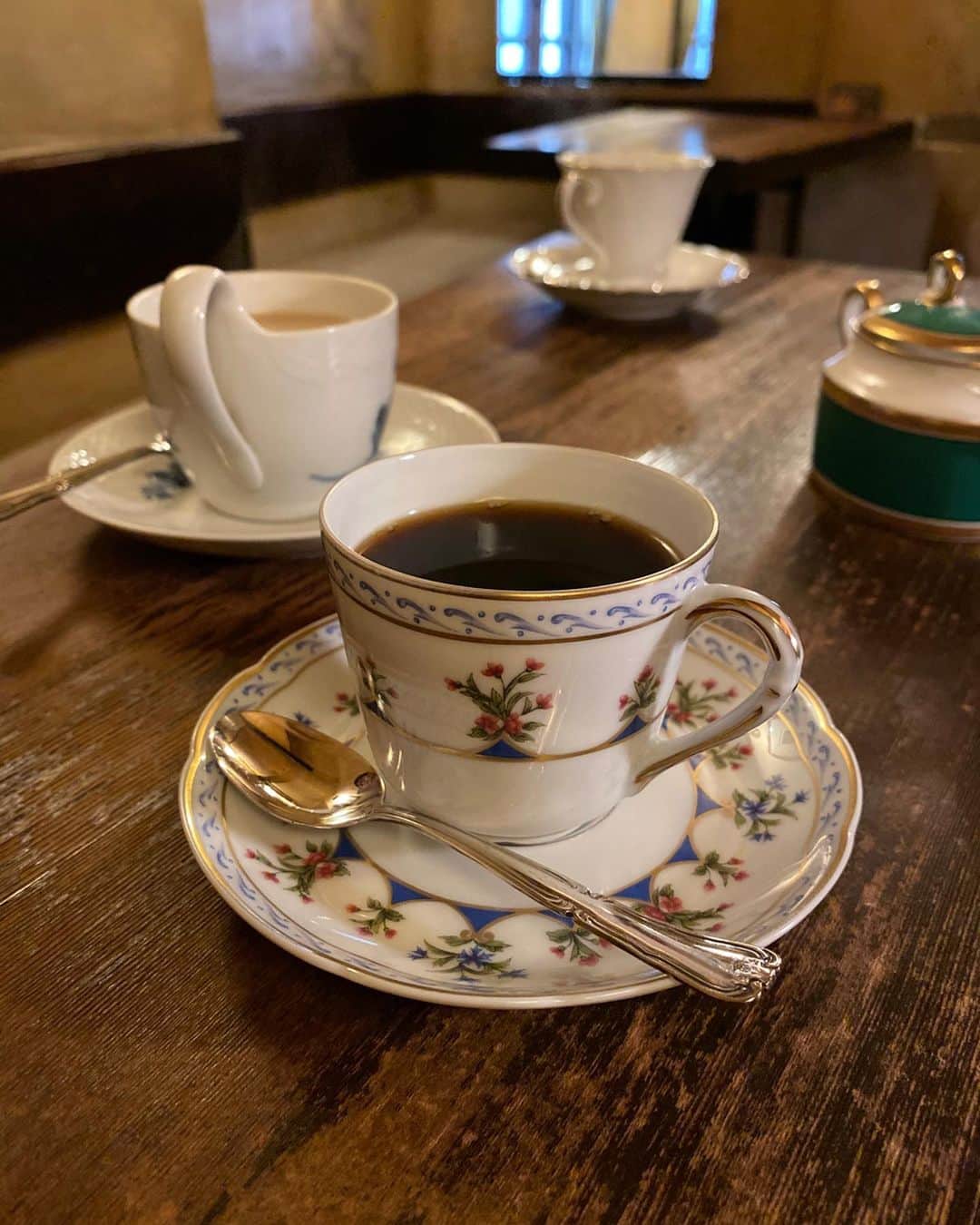 村田倫子さんのインスタグラム写真 - (村田倫子Instagram)「すきな喫茶店。  今から韓国です。🇰🇷 買い付けしてほしいもの、みんなのリクエストまってます☺︎ コメント欄にほしいものかいてね。  買い付けアイテムは　@isntshe_official にてまた展開します🐶」10月31日 11時19分 - rinco1023
