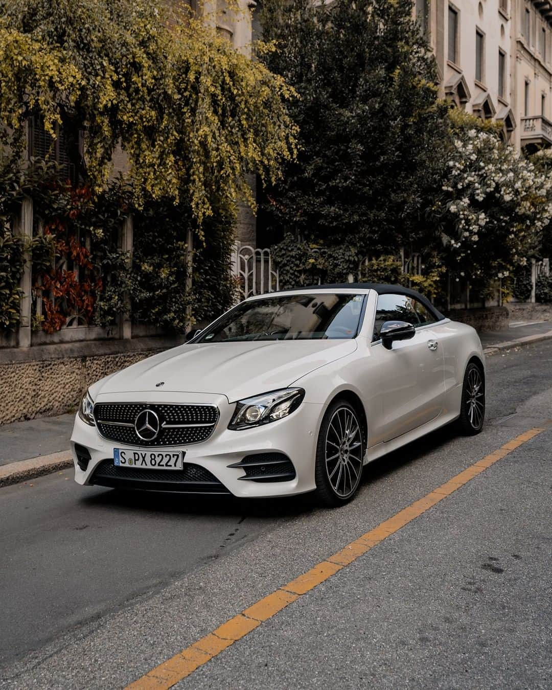 メルセデス・ベンツさんのインスタグラム写真 - (メルセデス・ベンツInstagram)「How to show up sportive with an all time classic - the Mercedes-Benz E-Class Cabriolet. #MercedesBenz #EClass #CarsOfInstagram #InstaCar 📸 @_n.k__ for #MBsocialcar」10月31日 6時00分 - mercedesbenz