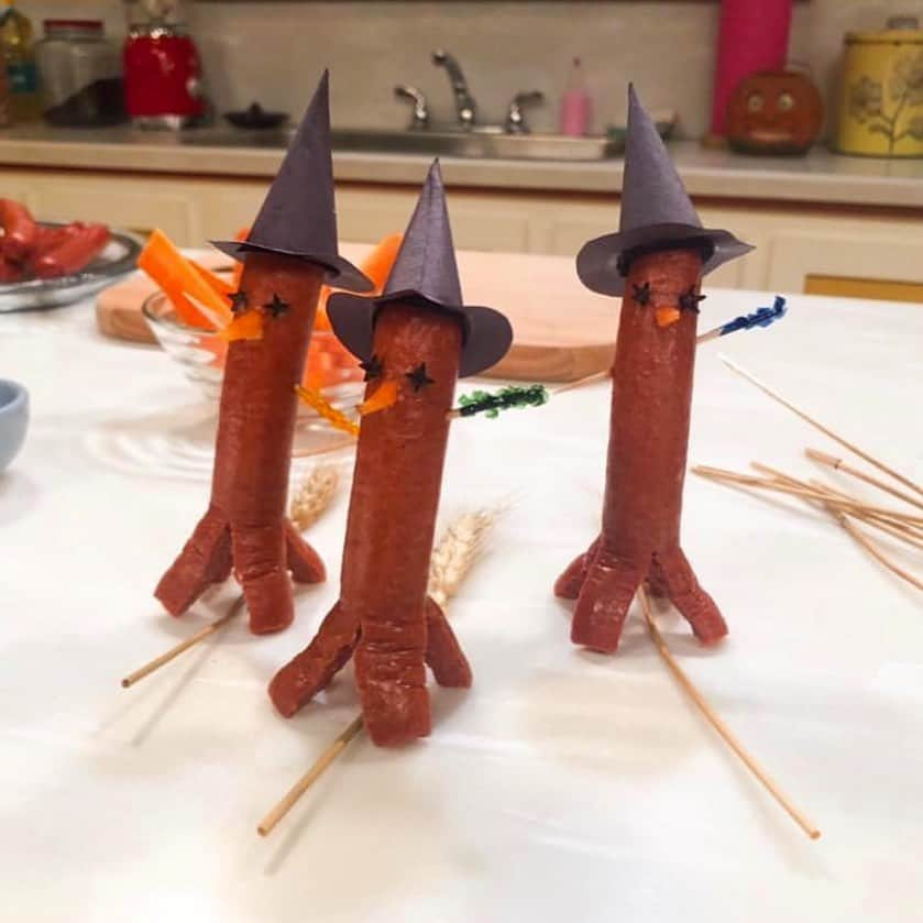 エイミー・セダリスさんのインスタグラム写真 - (エイミー・セダリスInstagram)「Witch Weenies serve with cold brew. @athomewithamysedaris #witchweenies #snack」10月31日 6時12分 - amysedaris