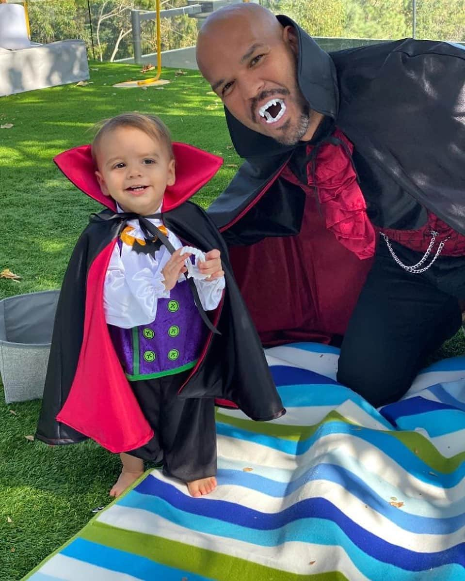 エヴァ・ロンゴリアさんのインスタグラム写真 - (エヴァ・ロンゴリアInstagram)「Con mi padrino @amaurynolasco  #VampireTwins 🧛‍♂」10月31日 6時22分 - evalongoria