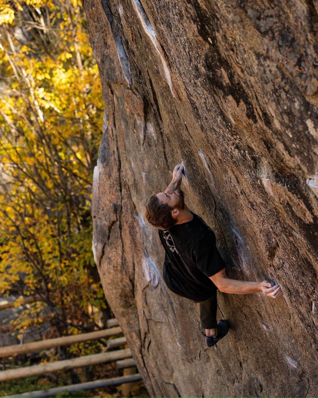ポール・ロビンソンのインスタグラム：「@matt_fultz is a beast! It was fun watching him crush boulders in Leavenworth! Here he is on the classic, “The Shield,” V7. 💪💪 #bouldering #noway」