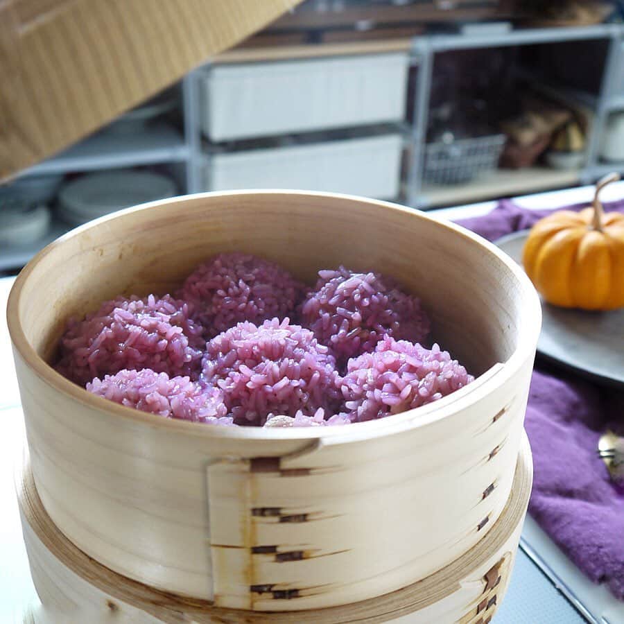 chiiさんのインスタグラム写真 - (chiiInstagram)「Good morning. 「Violet meat dumpling with covered glutinous rice」 おはようございます。 ハロウィンのランタン、本来は「かぶ」なんだとか。 さておき、少しだけハロウィン風の「肉団子のもち米蒸し」を作りました。 といっても、もち米を水に浸ける時に紫芋パウダーを混ぜて色付けするだけです。 でも、想像してたよりも綺麗な色になりちょっとニヤけました。 お肉は中華の味付けの他に、ハンバーグの味付けも合うかなと。 今回はハンバーグの味付けで。 適当に丸めたら大き過ぎて蒸籠の中が窮屈そうでございました。 夜に温め直して皆で食べます☺︎ Hope your Halloween is a Treat. 今日も元気に☺︎ ............................................. #chiikitchen #kitchen  #マイホーム #キッチン  #台所 #暮らしの道具  #キッチンエイド #肉団子#KitchenAidJapan  #スタンドミキサー #料理好きな人と繋がりたい  #212キッチンストア #食欲の秋 #helloween」10月31日 6時54分 - chii_moi