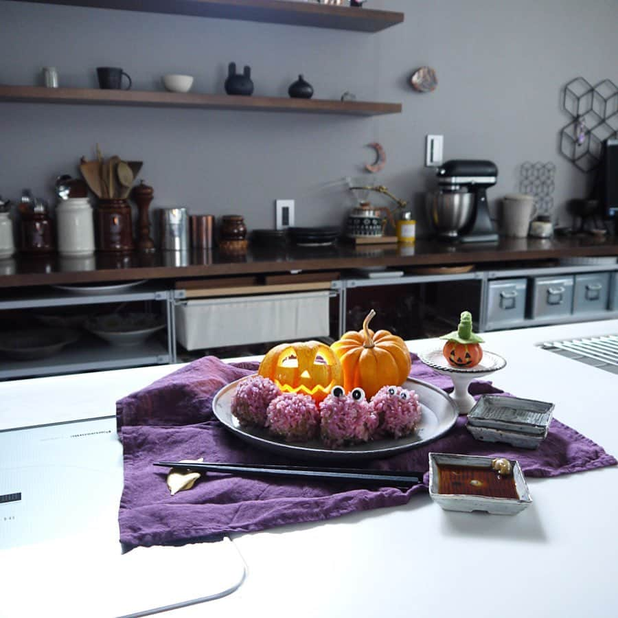 chiiのインスタグラム：「Good morning. 「Violet meat dumpling with covered glutinous rice」 おはようございます。 ハロウィンのランタン、本来は「かぶ」なんだとか。 さておき、少しだけハロウィン風の「肉団子のもち米蒸し」を作りました。 といっても、もち米を水に浸ける時に紫芋パウダーを混ぜて色付けするだけです。 でも、想像してたよりも綺麗な色になりちょっとニヤけました。 お肉は中華の味付けの他に、ハンバーグの味付けも合うかなと。 今回はハンバーグの味付けで。 適当に丸めたら大き過ぎて蒸籠の中が窮屈そうでございました。 夜に温め直して皆で食べます☺︎ Hope your Halloween is a Treat. 今日も元気に☺︎ ............................................. #chiikitchen #kitchen  #マイホーム #キッチン  #台所 #暮らしの道具  #キッチンエイド #肉団子#KitchenAidJapan  #スタンドミキサー #料理好きな人と繋がりたい  #212キッチンストア #食欲の秋 #helloween」