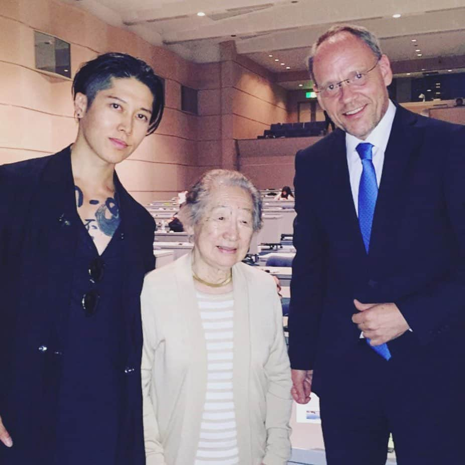 雅-MIYAVI-さんのインスタグラム写真 - (雅-MIYAVI-Instagram)「緒方貞子さんがお亡くなりになりました。生前、一度だけ「世界難民の日」に行われたフォーラムにてご挨拶をさせていただきました。  その一貫した現場主義と、ストイックなまでの取り組み姿勢、そして国際社会への毅然とした対応と厳しい物言い。  すごく緊張していたのを覚えています。が、実際にお会いし、言葉を交わした時に、彼女のその厳しさの根底にある、人に対する大きな温もりを感じました。  彼女の功績を知ったのは、僕の恩師でもあるアンジェリーナ・ジョリー特使からでした。「貞子は、難民問題に貢献する真のリーダー。何より、強く、格好いい女性よ。わたしも尊敬するわ」彼女だけではなく、グテーレス国連事務総長、フィリッポ現・国連難民高等弁務官など、世界中の方々から「難民支援における真のリーダー」「日本が世界に誇る国際人」と賞賛されています。  日本人として初めての「国連難民高等弁務官」へ就任し、常に現場へ足を運び、真摯に、そしてスピーディに対処、改善し、その手腕を発揮するその姿は、本当に心強く、格好いい存在でした。  UNHCR を率いるリーダー、後に JICA（国際協力機構）の理事長を務め、日本が誇る真の国際人として、世界でその役目を全うし活躍する日本人として、そして何より強くかっこいい女性として、多大なる功績を残されました。  これから先、僕たちが、日本人としてだけでなく、国際人として、どう彼女の教えとそのスピリットを引き継いでいくか。緒方さんがゆっくりと安心して天国で休めるように、よりいっそうギアをあげて難民問題の支援、解決に取り組んでいきたいと思います。緒方さん、本当にお勤め、ご苦労さまでした。どうか安らかにお眠りください。#UNHCR」10月31日 7時01分 - miyavi_ishihara