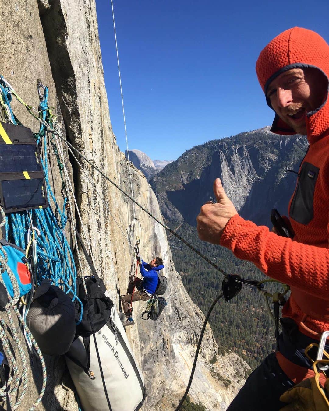 アレックス・オノルドのインスタグラム：「A rare live update from the side of El Cap. @austin_siadak toiling away on fixed lines while @tommycaldwell and I try to get psyched to put climbing shoes back on... still a long way to the top... @austin_siadak happens to be a very talented, and very single, photographer/videographer. In case anyone needs some big wall filming. Or a major wall hunk in their life...」
