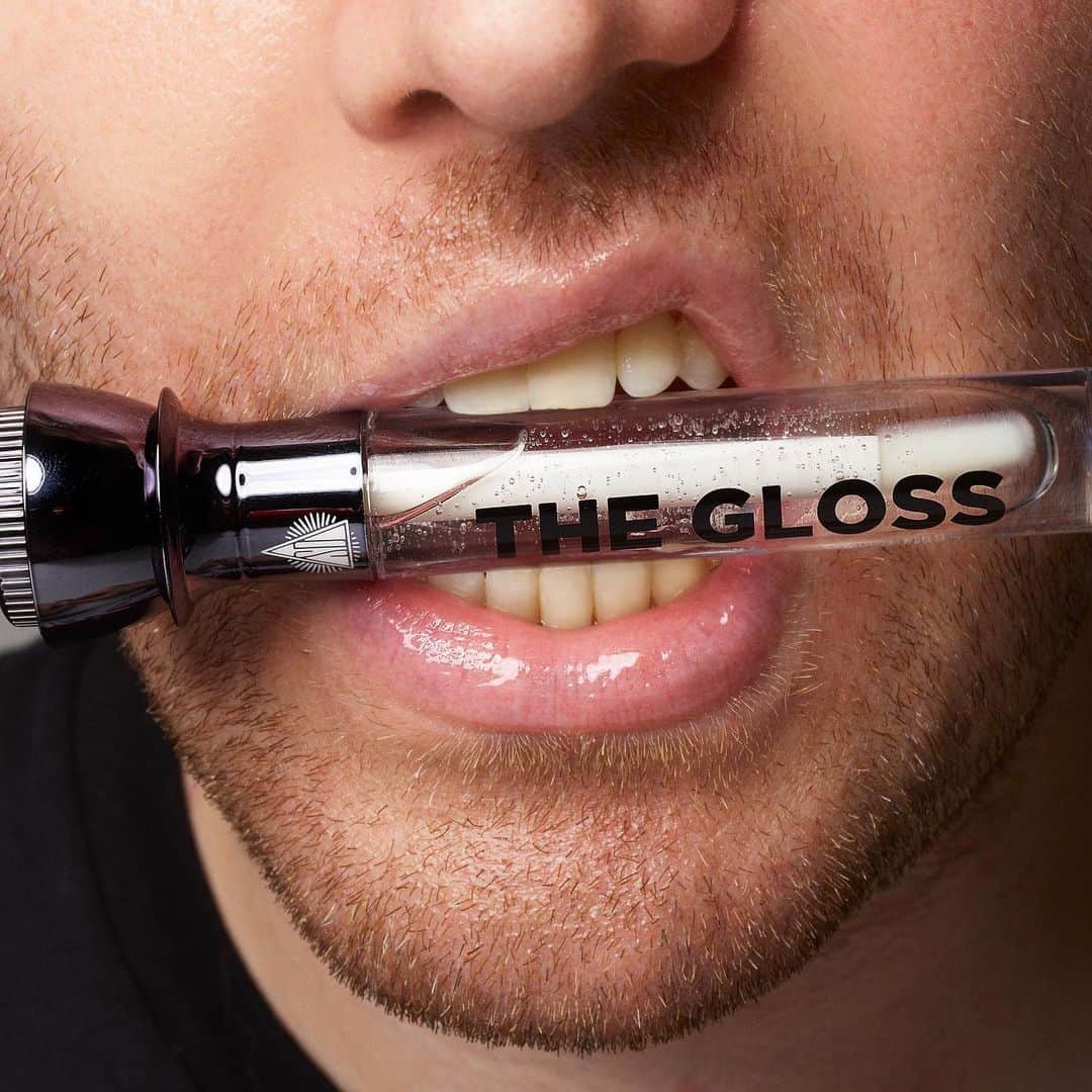 Jeffree Star Cosmeticsさんのインスタグラム写真 - (Jeffree Star CosmeticsInstagram)「Introducing... Shane Glossin’ clear gloss in our iconic THE GLOSS formula 🖤 Retail: $18.00 👁 Vegan. Cruelty-Free. Diet Root Beer soda scented. 👀 Launching THIS Friday with the entire #Conspiracy Collection! #jeffreestarcosmetics #shanexjeffree #thegloss #shaneglossin」10月31日 7時15分 - jeffreestarcosmetics