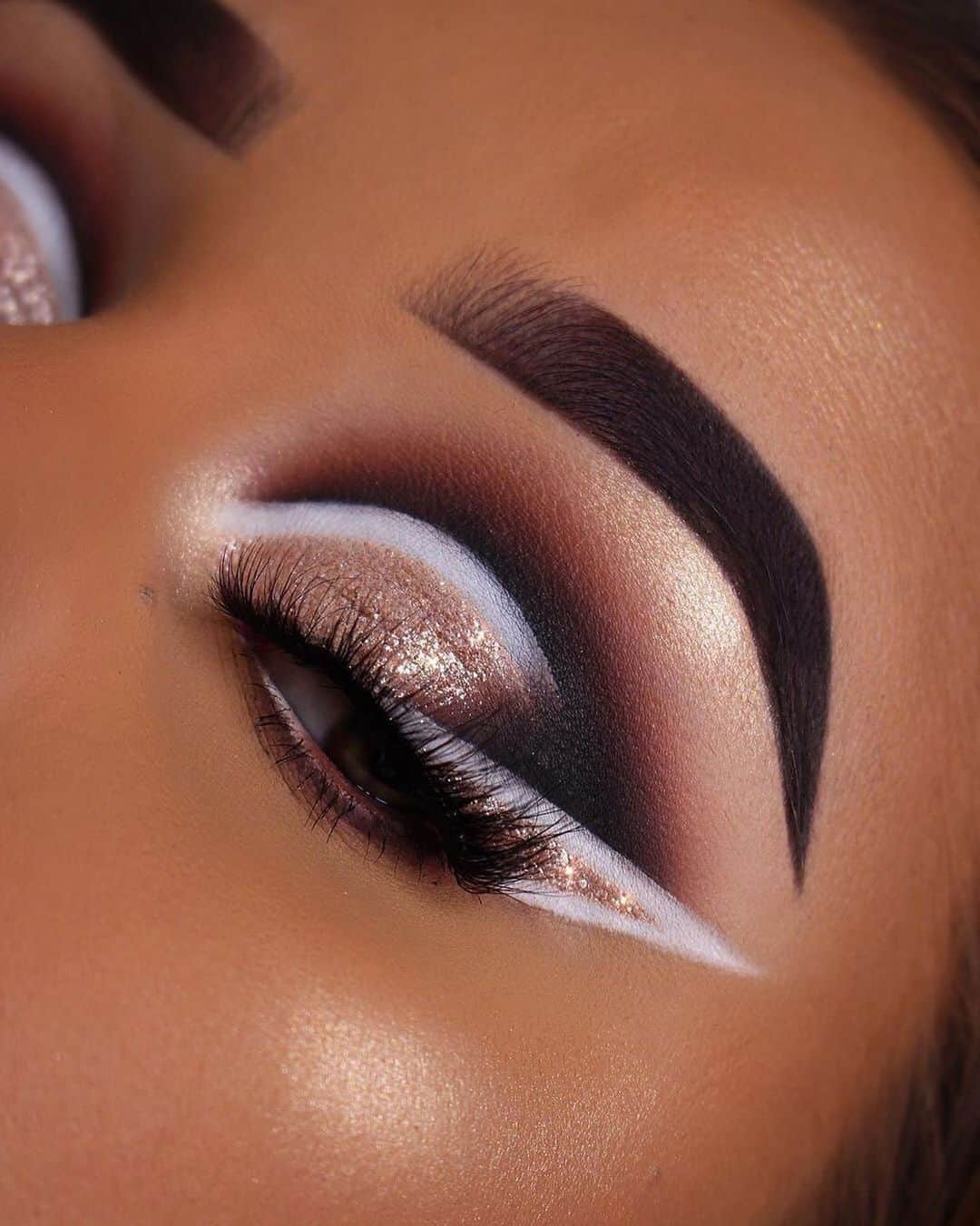 Kylie Cosmeticsさんのインスタグラム写真 - (Kylie CosmeticsInstagram)「wow.. this look by @renzate 😍💫 ft. Koko Palette, More Pie Please shimmer eye glaze and Cheers Darling kylighter ✨ shop our Halloween sale now and pick out special treats the more you spend 👻 KylieCosmetics.com」10月31日 7時15分 - kyliecosmetics