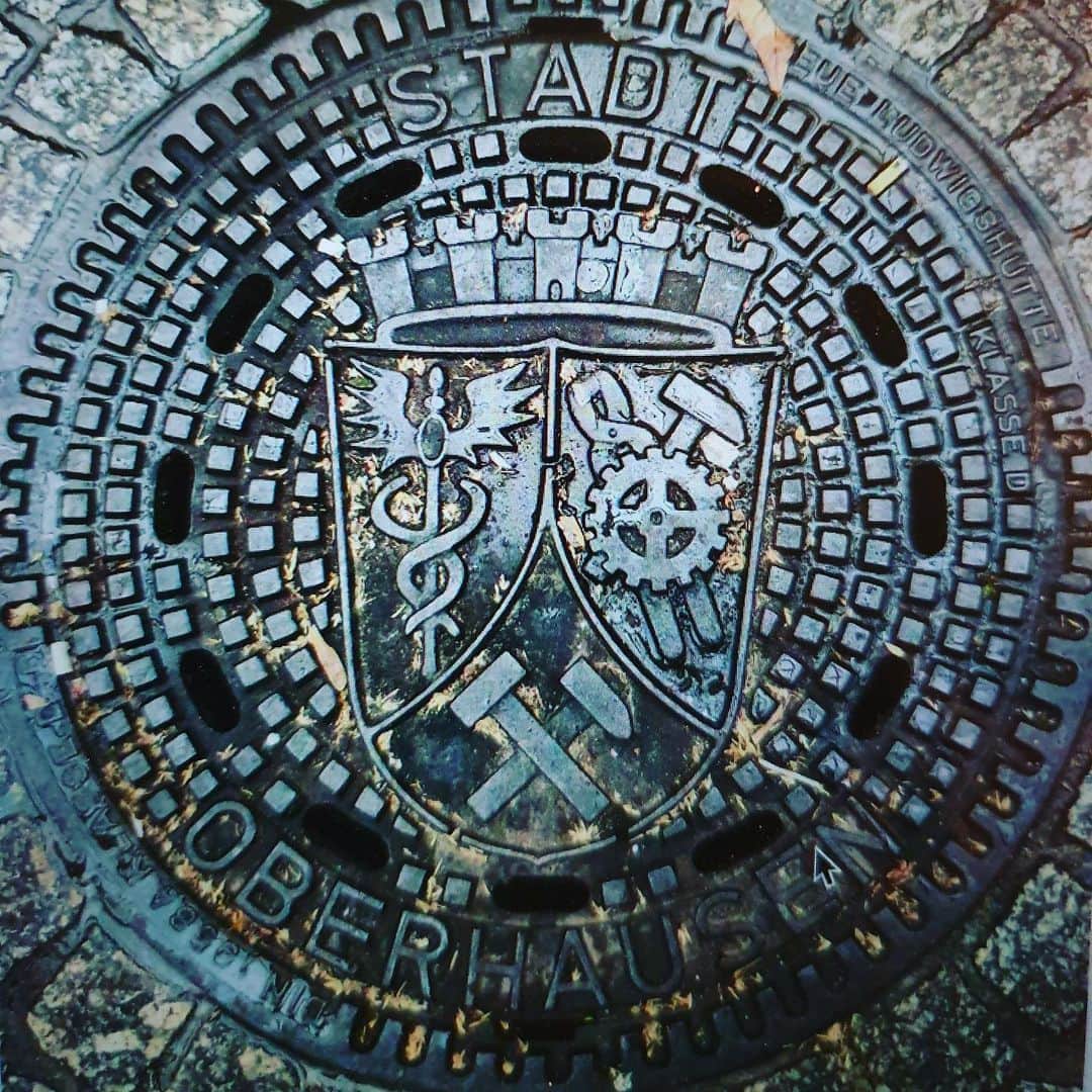 のインスタグラム：「A very cool German manhole. 🇩🇪👍 #manhole  #manholecover #hobby #object #art #artwork #instagood #GOK #GreatOKharn #germany #マンホール #マンホーラー #インスタ映え #芸術 #アート #趣味 #漢 #下を向いて歩こう #海外マンホール #外国マンホール #海外のマンホール #外国のマンホール  #オーカーン #ドイツ #友達が送ってくれた画像」