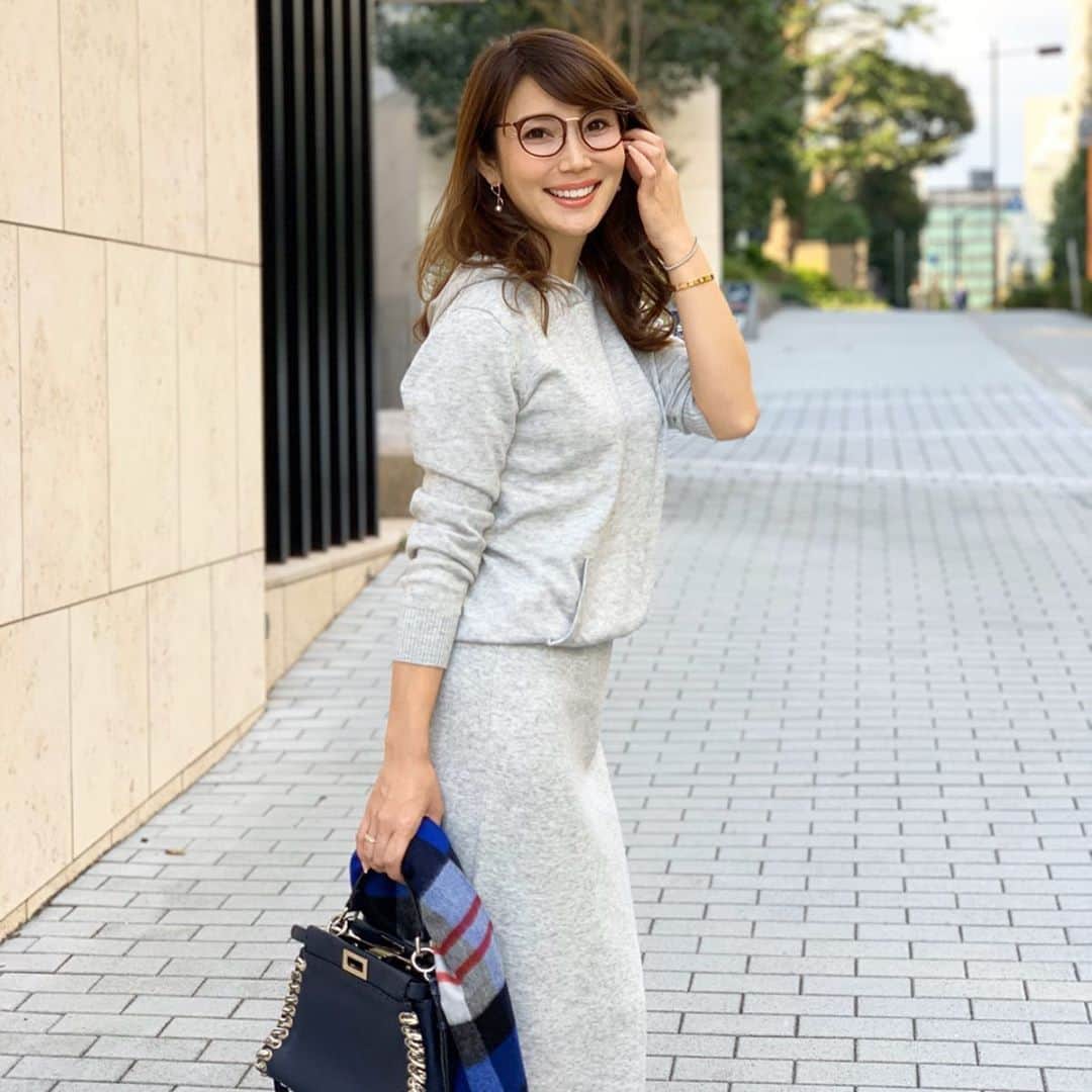 のインスタグラム：「・ ・ 暑くも寒くもない最高の季節🍂 やっときたー！！というこの気候、 楽しまなきゃ♫ですね！ ・ 大人気のこのニットのセットアップ。 着心地もよくシルエットが綺麗で 着やせ効果が高い優秀アイテム！←大事♡ ・ わたしも大好きなシリーズです♡♡ ・ hoodie→#lialapg  skirt→#lialapg bag→#fendi stole→#johnstons  pumps→#manoloblahnik ・ ・ #coordinate #outfit #ootd #look #style #fashion #wardrobe #instafashion #instagood #knit #コーディネート#ファッション#ママコーデ#ママコーディネート#ママファッション#ニットアップ#セットアップ」
