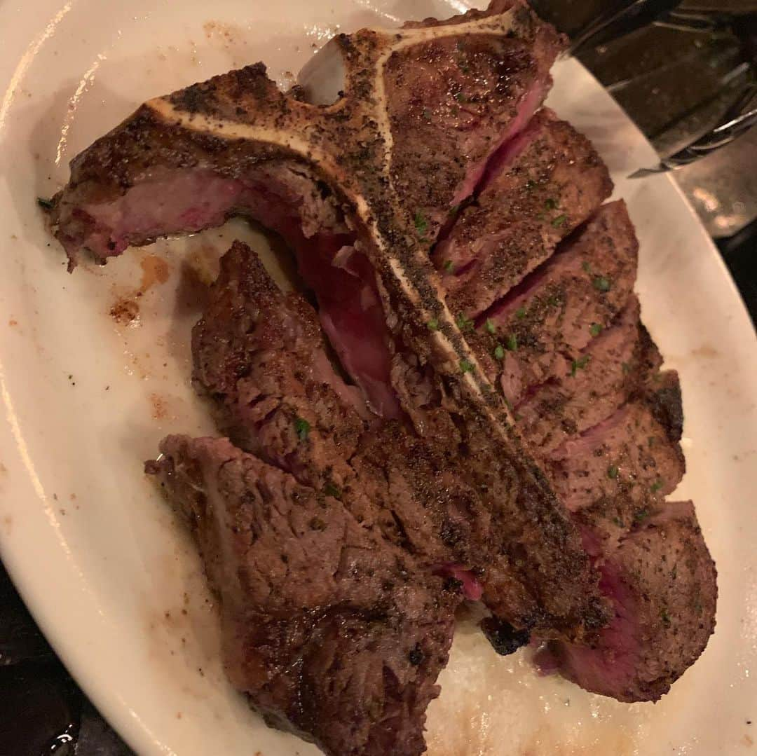 澤野井香里さんのインスタグラム写真 - (澤野井香里Instagram)「ハワイで1番好きなステーキ🥩の @ruthschris ✨﻿ ﻿ テレビで薬丸さんがホノルル店の雰囲気が好きと話してたのを見て、今回は少し離れてるけどホノルル店へ＾＾﻿ ﻿ ワイキキより重厚感のある雰囲気で、子連れには周りに気を遣わなくていい個室がとてもいい居心地(*^^*)﻿ ﻿ #ボーンインNYステーキ ・#ボーンインフィレミニオン ・#トマホークリブアイ 、、、色んなお肉を食べ比べ╰(*´︶`*)╯♡﻿ ﻿ デザートのNYチーズケーキも今まで食べた中で1番美味しくて感動だった💕 ﻿ #ks_trip✨ #ks_trip_hawaii✈️ #ks_trip_🇺🇸 #kaoris_family #kaoris_family_2019 #ks_19✨ #hawaii #男の子ママ #女の子ママ #関西ママ #京都ママ #👶 #ママライフ #ママリ #コドモノ #2歳差育児 #赤ちゃん #赤ちゃんとおでかけ #ハワイ #家族旅行 #ハワイ旅行 #子連れ海外 #子連れハワイ #ハワイグルメ #ルースズクリスステーキハウス」10月31日 7時32分 - kaori_sawanoi