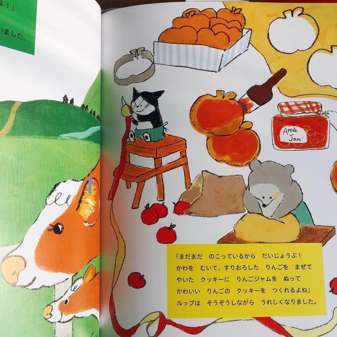momoroさんのインスタグラム写真 - (momoroInstagram)「‪「こねこのルップりんごだいすき」【小学館】本日発売です！‬ ‪おっちょこちょいだけど憎めないルップと料理好きなヨルンのお話。ずっと絵本にしたいなと思ってたのでお見かけの際は是非🍎たくさんの動物たちとリンゴを描きました。、！https://www.shogakukan.co.jp/books/09725027‬  #絵本#こねこのルップりんごだいすき #illustration #momoro#ももろ#イラスト」10月31日 7時39分 - momoro6666