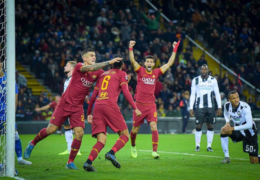 ハビエル・パストーレのインスタグラム：「Anche questa sera , una grande partita di tutta la squadra.... complimenti a tutti 👏👏 grazie per il sostegno di sempre ai tifosi 💛❤️ @officialasroma」