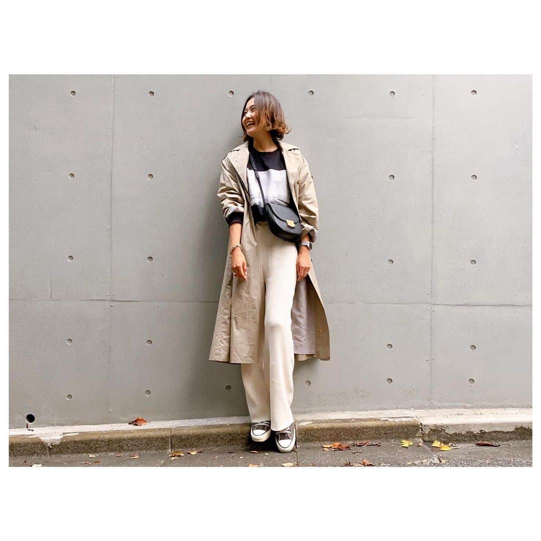 のインスタグラム：「gm☻ 慌ただしかった10月が終わる。 わっ、2019あと2ヶ月😵 びっくり。 やっぱり今年は暖冬かしら？ この日もあったかかったとある日の休日出勤コーデ。 出荷作業があったので楽ちんコーデ。 でも、仕事後はごはんだったからトレンチ羽織って、ほんとはブーツも履きたかったけど出荷作業後の老体につき断念😂 ワッフルパンツはしっかりとした生地感なのでニットパンツみたいな感覚で着ていただけます。 ざっくりニットにも合わせたいな。 Tops&Pants/ @herfee_official  Outer/ #used Bag/ #oldceline  Shoes/ #usaconverse  #fashion #style #ootd #outfits」