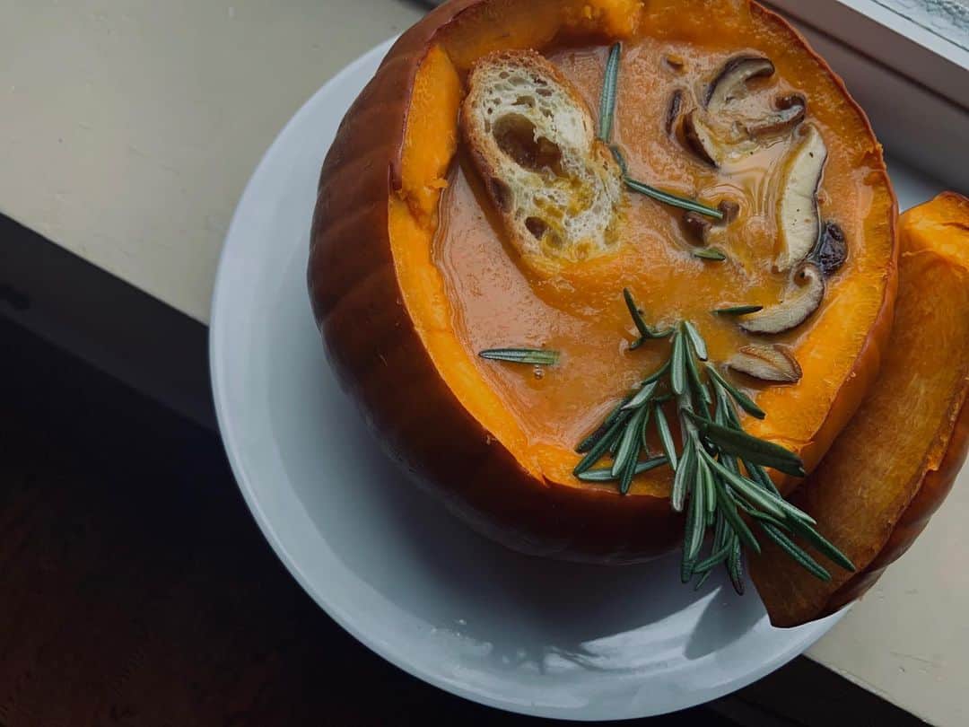 ジョーイ・キングさんのインスタグラム写真 - (ジョーイ・キングInstagram)「I...Joey [can cook as well as a blind dog except for recently] King  made this tumeric, pumpkin, ginger soup in a baked pumpkin...and the second slide is how I feel about it. (Recipe courtesy of @alphafoodie). WHATS YOUR FAV SPOOKY SZN THING TO MAKE?!」10月31日 7時52分 - joeyking