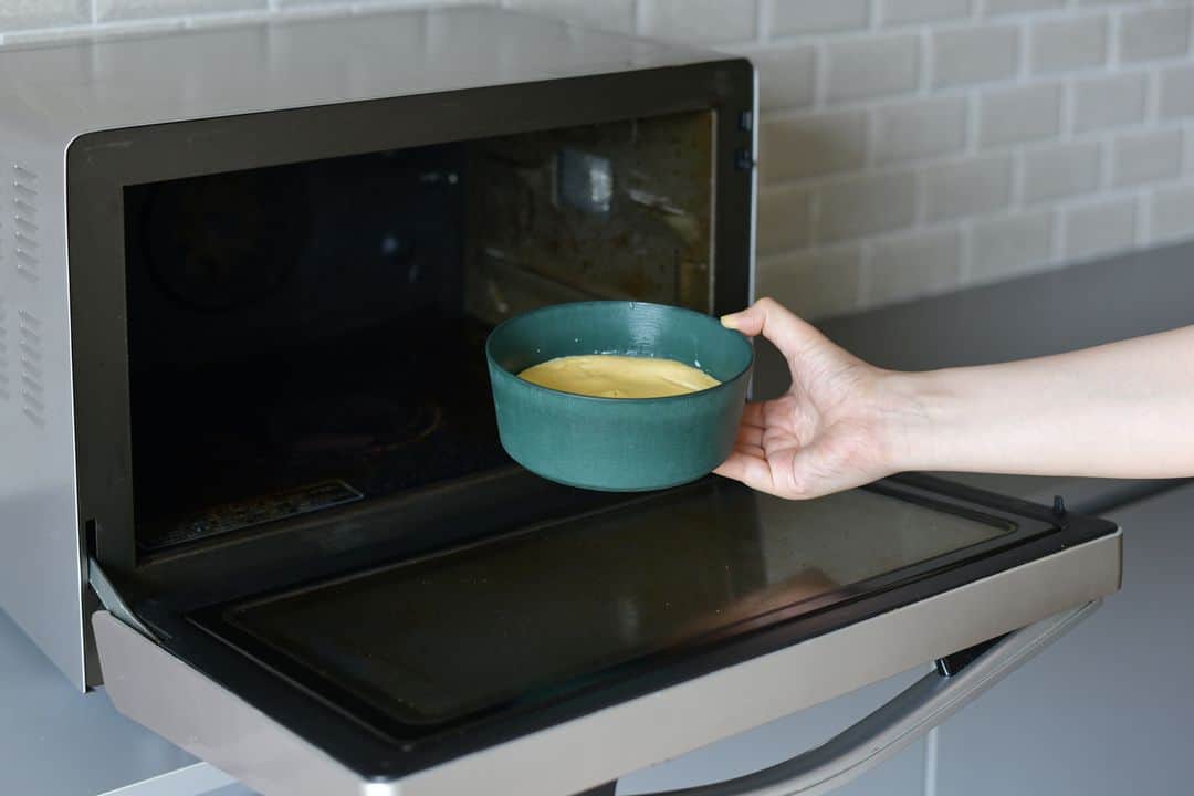 Komerco-コメルコ-さんのインスタグラム写真 - (Komerco-コメルコ-Instagram)「. 毎日の料理に大活躍！調理ができるうつわ「9° (クド)」 @9do2017 の耐熱温度は－20℃～220℃。そのため、電子レンジでの加熱調理や冷蔵冷凍での調理や保存などに使用することができるんです。 食洗機・乾燥機も塩素系漂白剤もスタッキング収納もオールOK👌 . 樹脂で作られていて軽く、マットな質感の陶器のような佇まいなので、食卓にそのまま出しても様になってくれますよ😊 これからひとり暮らしを始める方やスタッキング容器を揃えたいという方にもおすすめのうつわです！ . ------------------------------- 9°／9°-U90、9°-U150 . ▷こちらの作品はKomercoアプリでクリエイターから直接ご購入いただけます。 アプリ内「さがす」で「9°」と検索してください🔎 . ▷iOS版Appダウンロードはプロフィールリンクから📲 @komerco_official -------------------------------」10月31日 7時56分 - komerco_official