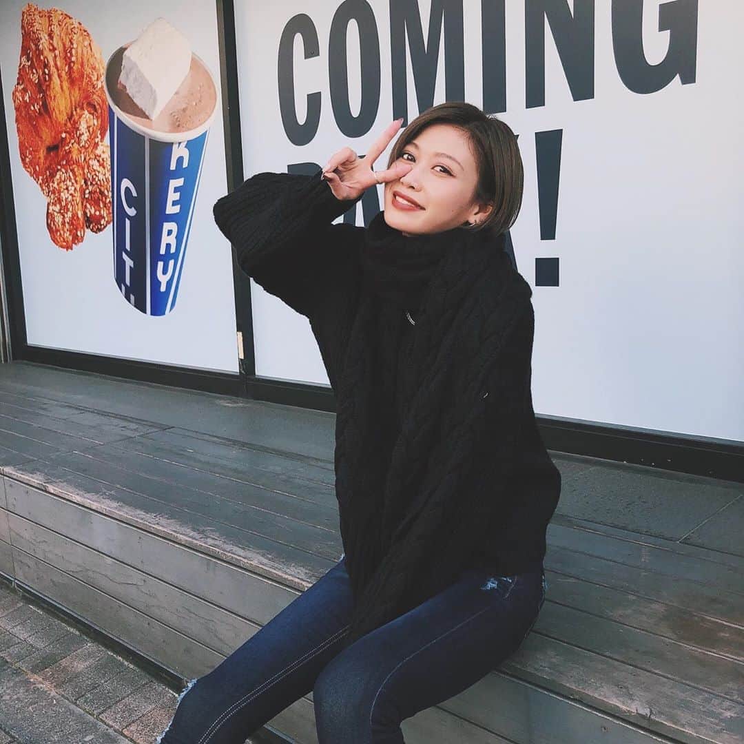 kazuki youdaのインスタグラム：「_  今日は展示会お手伝いの為早起き⏰ 本格的に寒くなってきたと 思ったらもうS/Sお洋服なんて🙄 展示会の日はいつも かなさんメイクがたのしみ💄❤️ _  @emoda_official  @emoda_snap  #EMODA」