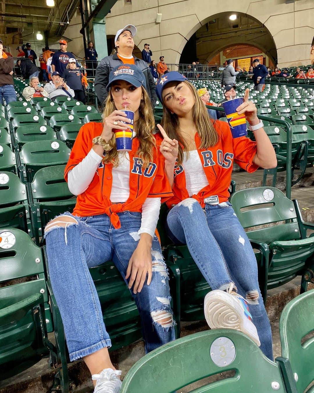 キャシディ・クックのインスタグラム：「TAKE. IT. BACK ⚾️ #BombsAwayBregman」