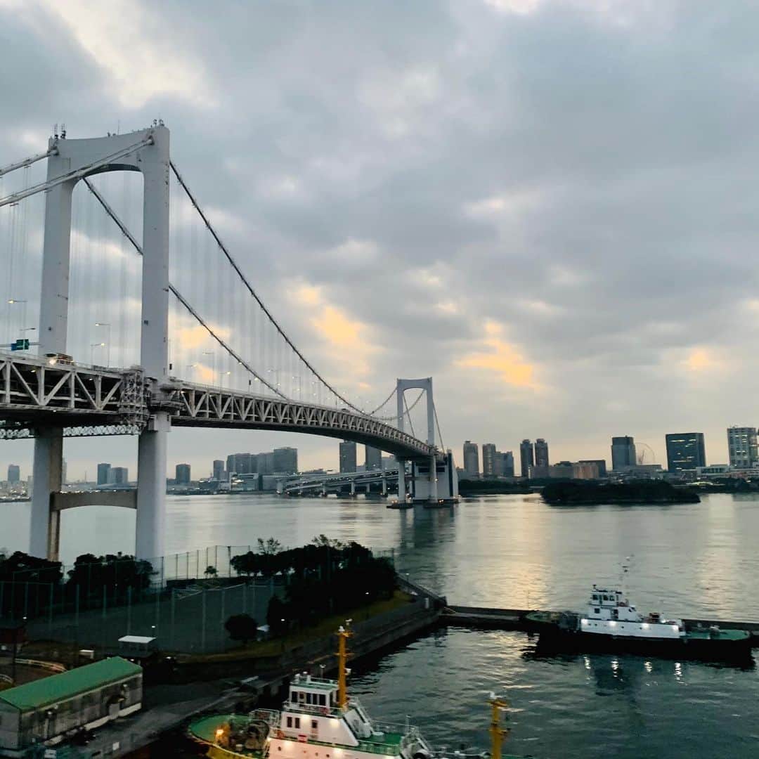 中西圭三さんのインスタグラム写真 - (中西圭三Instagram)「10/31 Goooood morning TOKYO！ 気温16℃、雲で覆われ寒く無く穏やかな朝です。日の出は望めそうも無いので始発のゆりかもめで豊洲市場へ。途中奇跡的に東京ゲートブリッジの真ん中から登る朝日にチラリと遭遇できました😍豊洲では10月皆勤賞のご褒美で久しぶりに『岩田』さんへ😉 変わらぬ『岩田』さんですが、築地のあの雰囲気が無性に懐かしくなってしまいました…」10月31日 8時12分 - keizo1111