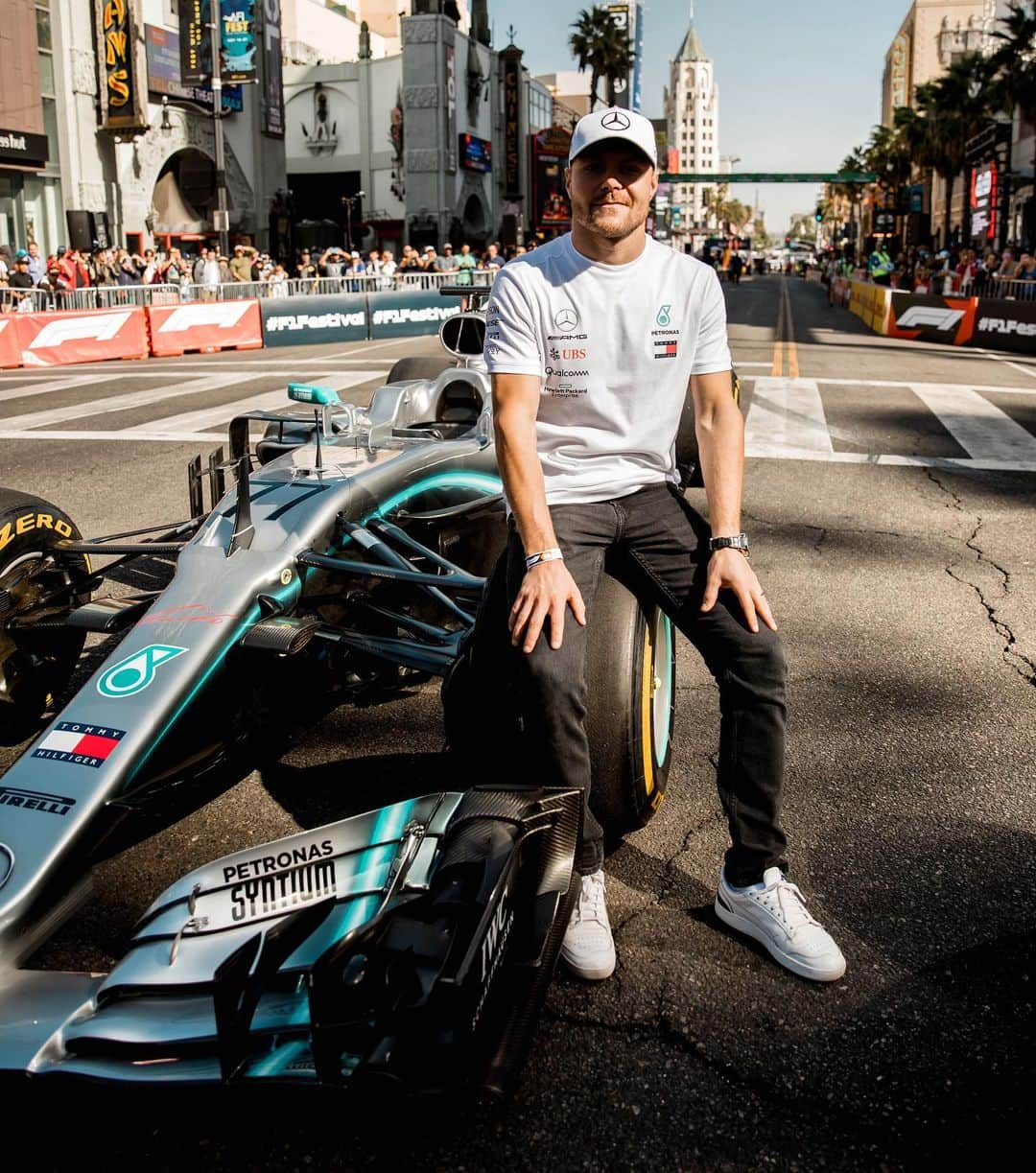 MERCEDES AMG PETRONASさんのインスタグラム写真 - (MERCEDES AMG PETRONASInstagram)「🌴 @valtteribottas and W08 reunited on the streets of LA 🤙 #F1Festival ready! • #MercedesAMGF1 #MercedesAMG #F1 #PETRONASmotorsports #VB77 #LA #LosAngeles #Hollywood 📸 x @jeolin」10月31日 8時13分 - mercedesamgf1