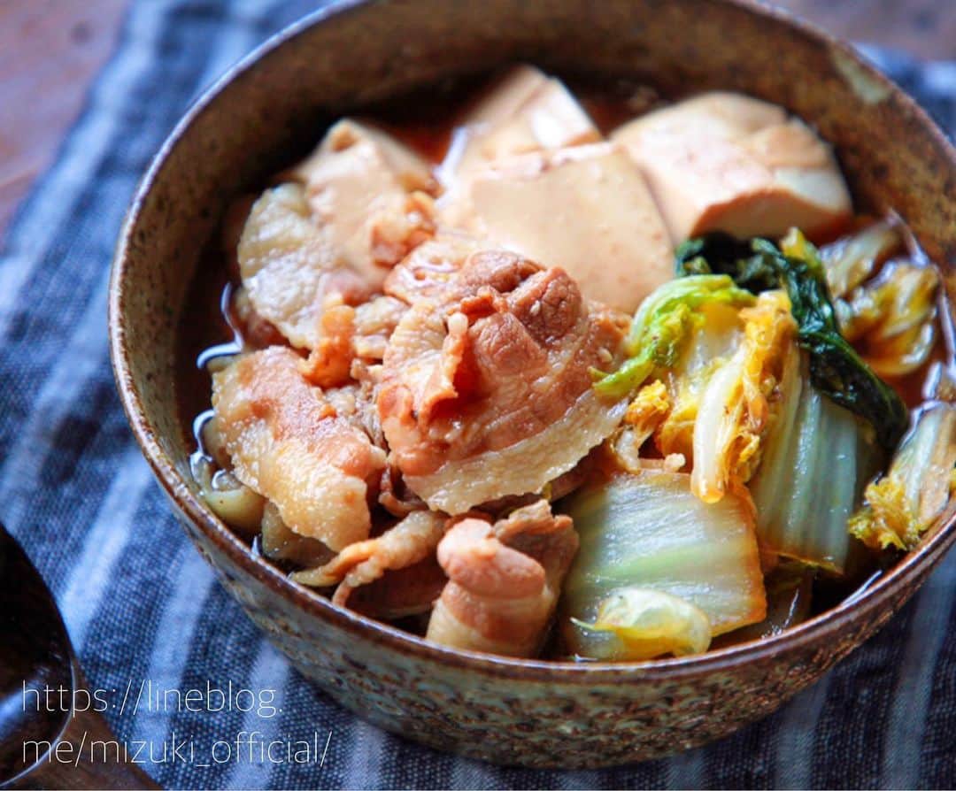 Mizuki【料理ブロガー・簡単レシピ】さんのインスタグラム写真 - (Mizuki【料理ブロガー・簡単レシピ】Instagram)「・﻿ 【レシピ】ーーーーーーーー﻿ ♡10分煮るだけ♡﻿ 豚肉と白菜のすき煮﻿ ーーーーーーーーーーーーー﻿ ﻿ おはようございます(*^^*)﻿ 今日ご紹介させていただくのは﻿ 豚肉、白菜、豆腐のすき煮♡﻿ すき焼き風の甘辛味で﻿ とってもごはんに合いますよ♩﻿ ﻿ 作り方は超簡単！！﻿ 10分煮るだけ(*´艸`)﻿ 少ない材料&お鍋ひとつでできるので﻿ よかったらお試し下さいね♫﻿ ﻿ ﻿ ーーーーーーーーーーーー﻿ 【2人分】﻿ 豚バラ薄切り肉...150g﻿ 白菜...1/8個(200g)﻿ 好みの豆腐...1/2丁(150g)﻿ ●水...100ml﻿ ●醤油・みりん...各大2﻿ ●砂糖...大1﻿ ﻿ 1.豚肉は5cm長さに切る。白菜はザク切りにする。豆腐は4等分に切る。﻿ 2.鍋に●を入れて中火にかける。煮立ったら豚肉を加えてほぐして端に寄せ、空いたところに白菜と豆腐を入れる。再び煮立ったらフタし、弱めの中火で10分煮る。(たまに煮汁をかけると◎)﻿ ーーーーーーーーーーーー﻿ ﻿ ﻿ 《ポイント》﻿ ♦︎豆腐は絹でも木綿でも焼き豆腐でも、お好きなものでOKです♩﻿ ♦︎甘めの味付けです♩﻿ ﻿ ﻿ 🎀新刊【#ほめられごはん 】🎀﻿ 🔹おかげさまで重版しました！！🔹﻿ 楽天ブックスでご購入いただきますと﻿ 今ならレシピカードの特典がついてきます♡﻿ ﻿ ﻿ ﻿ #ブログ更新しました﻿ ブログ(レシピ)はホームのリンクよりご覧下さい↓﻿ @mizuki_31cafe﻿ 【Mizuki公式ラインブログ】﻿ https://lineblog.me/mizuki_official/﻿ ﻿ ﻿ ﻿ #豚肉#豚バラ#白菜#豆腐#すき焼き#煮物#すき煮#Mizuki#簡単レシピ#時短レシピ#節約レシピ#料理#レシピ#フーディーテーブル#ブログ#おうちごはん#おうちカフェ#デリスタグラマー#料理好きな人と繋がりたい#料理ブロガー#おうちごはんlover#器#マカロニメイト﻿ #foodpic#follow#cooking#recipe#lin_stagrammer」10月31日 8時25分 - mizuki_31cafe
