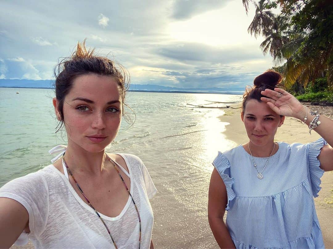 アナ・デ・アルマスのインスタグラム：「La felicidad! 💛🧡」