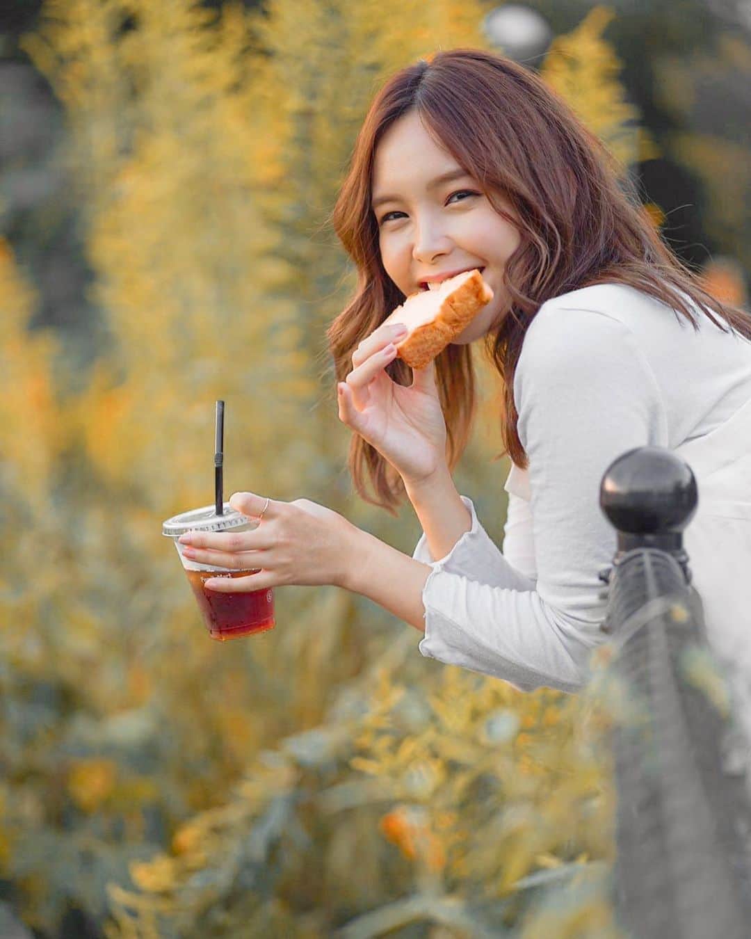 Lilmeのインスタグラム：「🍞☕️☀️💭早起きしてコーヒー飲んでいざ1日スタート！！ 今日も良き時間をお互い過ごしましょう🌍✨🦋#yolo」