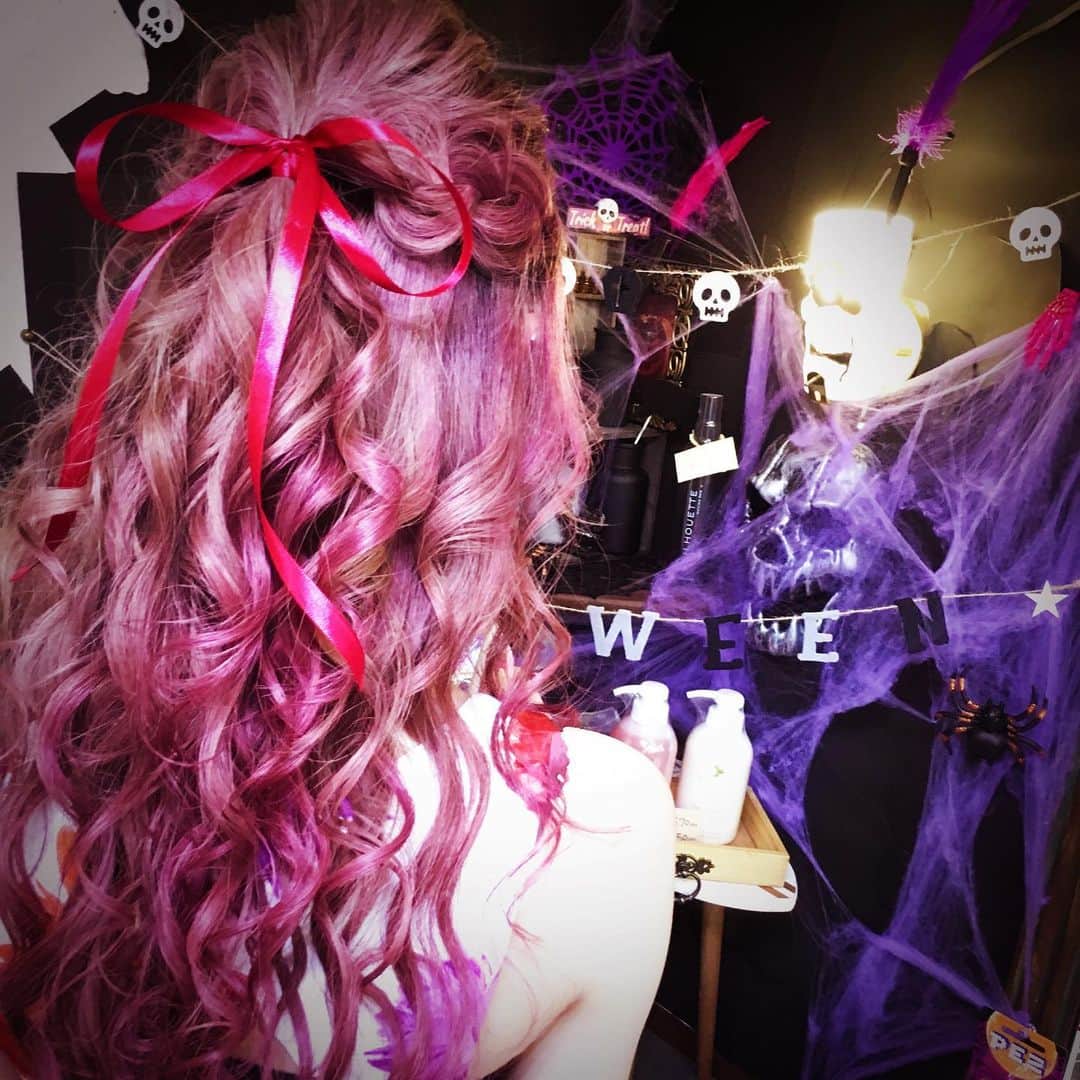 あかりさんのインスタグラム写真 - (あかりInstagram)「☠🎃HappyHalloween🍭🍬 #ぴんく #ぴんく髪 #地毛ロング #pink #pinkhair #hairset」10月31日 8時39分 - akachamxx
