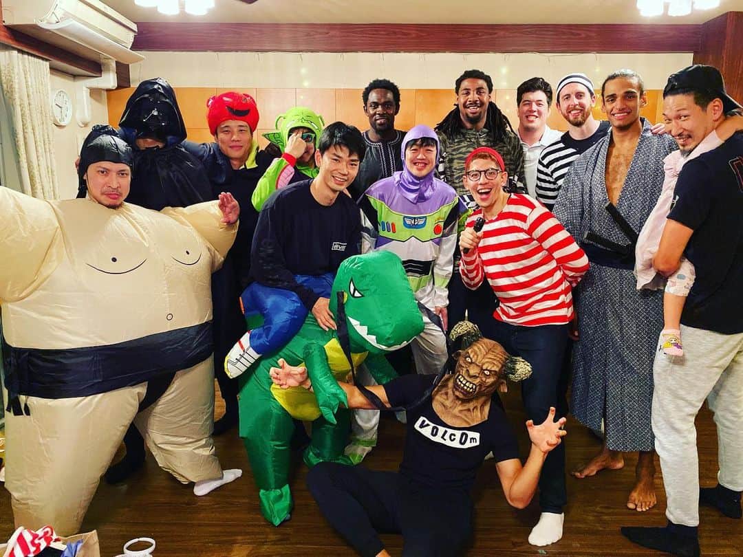 石井講祐のインスタグラム：「🎃🎃🎃 #サンロッカーズ渋谷 #ゆうせいはUNO弱い #バズの足の底はない」