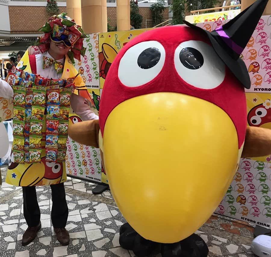 森永製菓　関西公式のインスタグラム：「Happy Halloween♪ 今日はハロウィン当日やで！  わいは10月27日に宝塚で開催されたハロウィンイベント「宝塚アニメフェスタ」で、みんなと盛り上がってめっちゃ楽しかったで～！来てくれてありがとうな！  今日もみんなでハロウィン楽しもうな！！ #関西Mくん #森永製菓関西公式  #10月31日 #ハロウィン #宝塚 #宝塚駅 #ソリオ宝塚 #宝塚アニメフェスタ #アニメ #キョロちゃん #体験 #お菓子 #工作 #お菓子工作 #菓子コス #Takarazuka #event #Halloween #anime」
