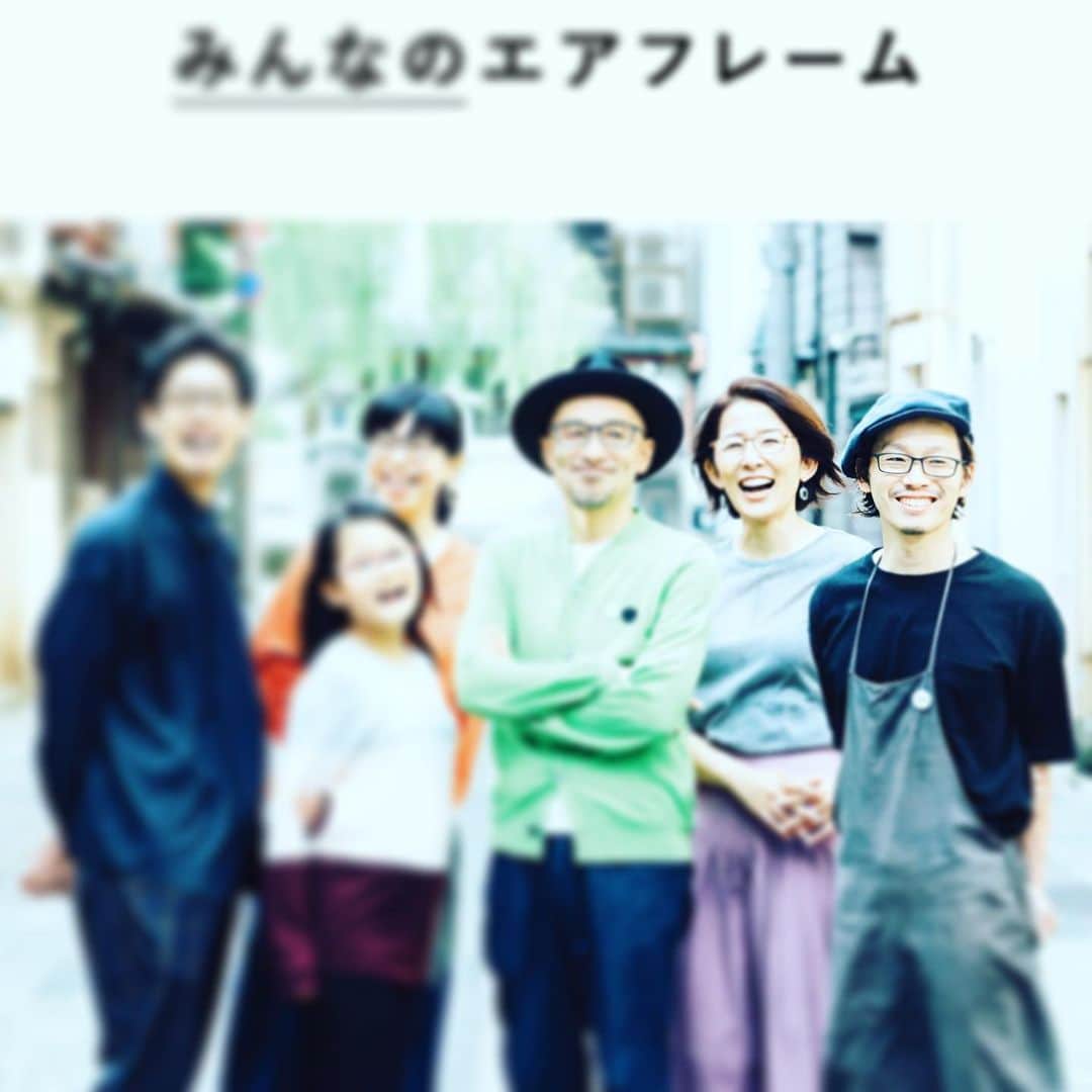 ひうらさとるのインスタグラム：「‪（´-`）.｡oO（実はメガネのお店Jinsさんの店頭ポスターにこっそりおります…。撮影は中川正子嬢‬）笑いすぎだろ…。 #jins  #エアフレーム #みんなのエアフレーム #中川正子」