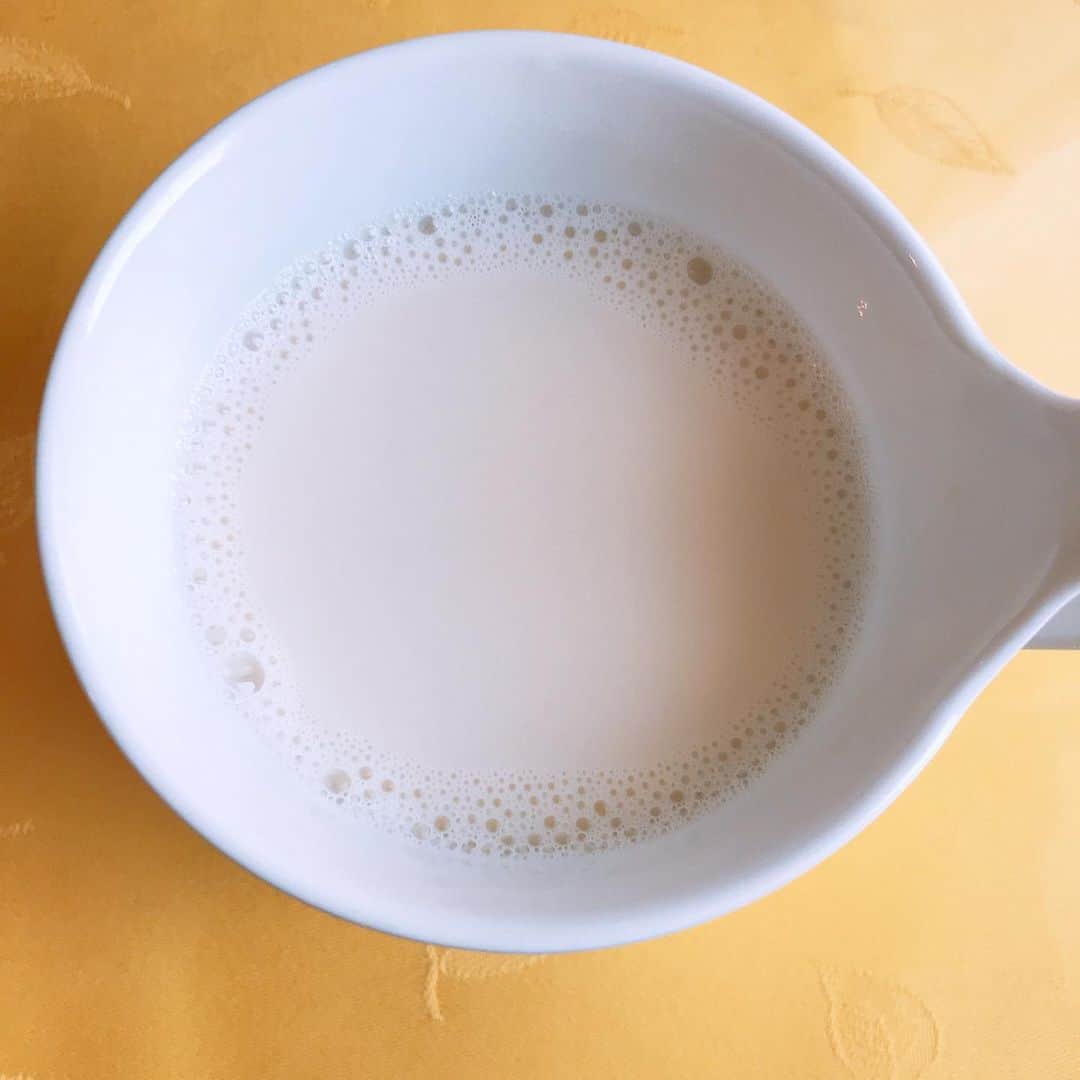 芦田桂子さんのインスタグラム写真 - (芦田桂子Instagram)「おはようございます！ 空気が乾燥して朝は冷え込んできましたね🍁 以前もよく投稿してますが 最近、朝は自家製豆乳を飲むのが習慣になってます カラダの芯から温まってホッと美味しい♡ ・ 元気を補う豆腐に対して 豆乳は血を補い体液を増やして、潤い効果が高い食材✨ ・ 貧血や低血圧の人に また肺の機能を高めて潤すので気管支が弱い人や鼻が詰まる、口が渇くなどの症状良いので乾燥が進む秋にはGoodなのですよ🙆‍♀️ ・ 継続して嬉しい変化は お肌に潤いと艶がアップしたこと⤴️ 秋もワタシの肌は乾燥知らずです☺️ 今日も元気に頑張りましょう！ ・ 薬膳　食材の働き 五味→甘 五性→平 帰経→脾、肺 ・ #豆乳 #自家製豆乳 #美肌ドリンク  #薬膳  #食養生  #血を補う #乾燥を防ぐ  #肌の潤いアップ  #美は一日にしてならず  #お気に入りの #royalcopenhagen #イニシャルカップ  #豆乳を飲む のが好き #漢方スタイリスト #model #beautywellnessdirector #芦田桂子」10月31日 9時22分 - keiko_ashida
