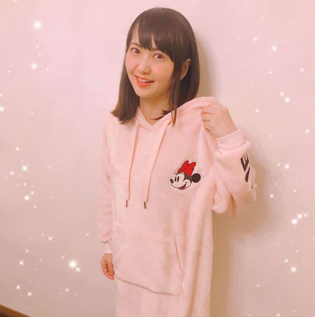 のインスタグラム：「* 今日はハロウィン🎃✨ 街は仮装した人でたくさんになりそうですね‼️ * 「ドン・キホーテ」で発売中 の ディズニー×ドン・キホーテ コラボ ワンピース でお部屋着にくつげます❤️🧸🍯🐝 *モコモコ素材で温かい💕💗最高❣️ @donki_jp  ミニーちゃんがさりげなく可愛いし  他のディズニーキャラや、サンリオの種類もあってカワユス💕です〜😊♥️ * *  #ドンキホーテ #2019AW #ディズニー #サンリオ #お部屋着  #PR」