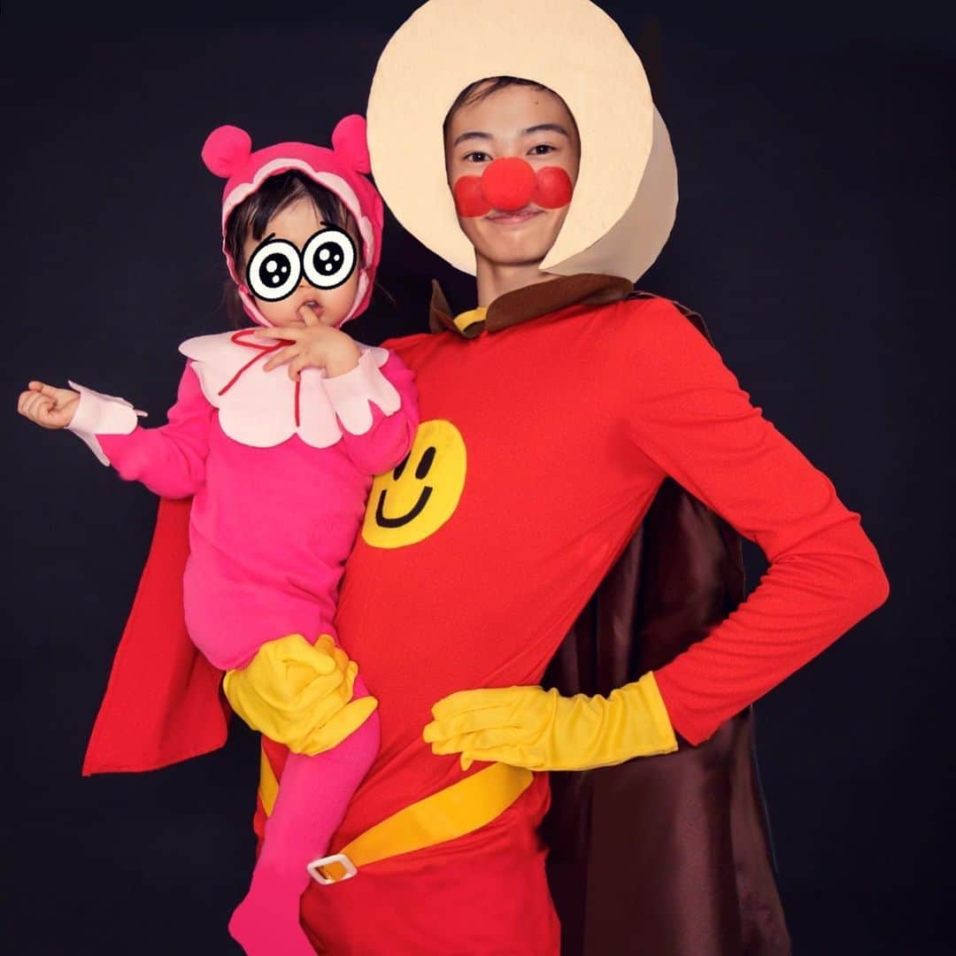 PINKYさんのインスタグラム写真 - (PINKYInstagram)「Kubozuka Family Halloween photo 2019👨‍👩‍👧‍👦💜🎃 . 毎年恒例のハロウィン家族撮影🎃👻😈📸 .  今年のテーマは【それいけ！アンパンマン】🤩❤️🦸‍♂️ .  愛流お兄ちゃん《アンパンマン》 あまと《あかちゃんマン》 洋介お父さん《しょくぱんマン》 私《ドキンちゃん》 の仮装をしました🦸‍♂️🍼🍞❤️ . アンパンマンとあかちゃんマンの2ショットがほんまに可愛すぎる👦🏻❤️👧🏻🥰 . 毎年、私の趣味に付き合ってくれる家族の皆んな本当にありがとう😍❤️✨ . photo by @hoshina1987  costume by @bigmouthreform ・・・ ・・・ #love #happy #family #mamalife #parentslife #sonlove #daughterlove #halloween2019 #familyphoto #アンパンマン #あかちゃんマン #しょくぱんマン #ドキンちゃん #ハロウィン仮装 #リアルアンパンマン　#ANPANMAN」10月31日 20時27分 - shanti_pinky_shanti